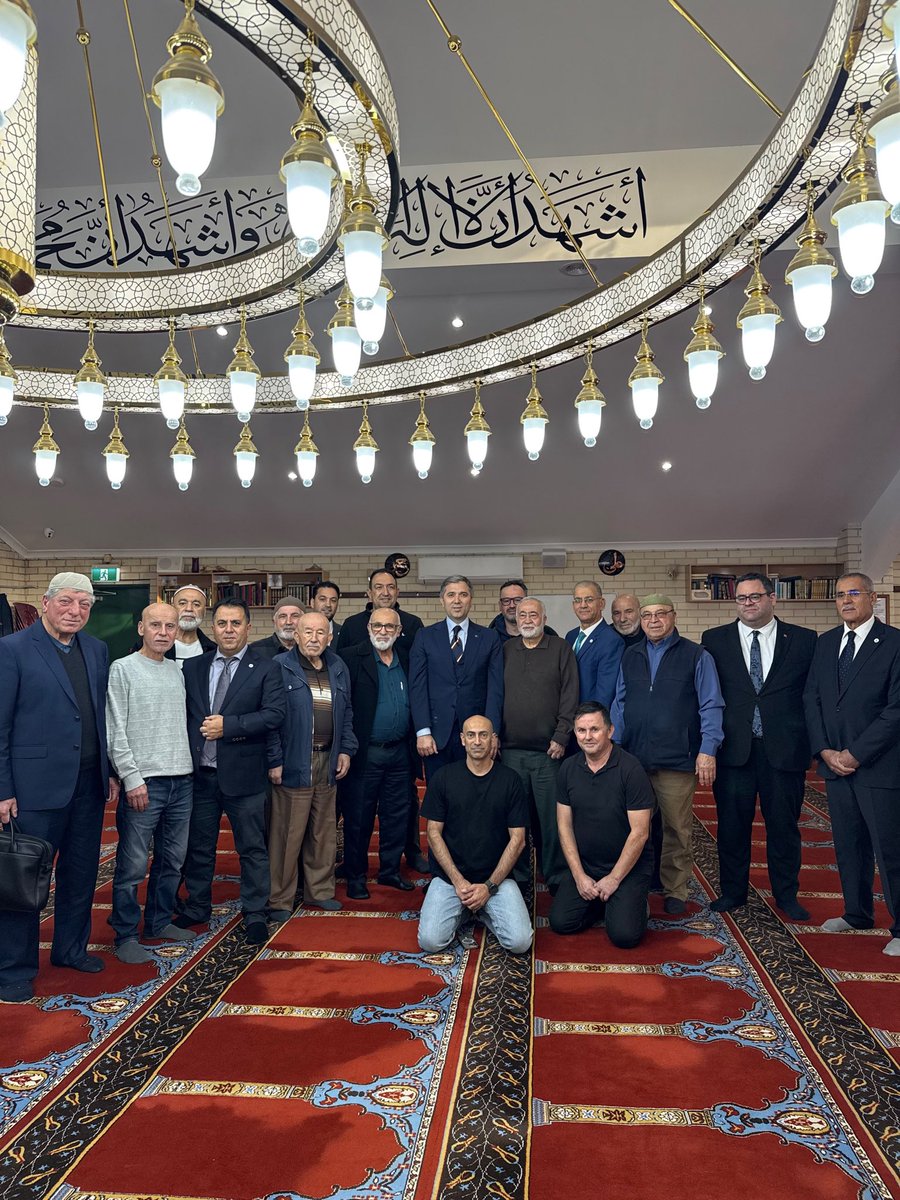 SirakayaZafer's tweet photo. 📍Avustralya 

Avustralya temaslarımız kapsamında, Thomastown Camii’nde kıymetli vatandaşlarımızla ve cami cemaatimizle bir araya gelerek hasret giderdik.

Yurt dışındaki vatandaşlarımızın birlik ve beraberliğine katkı sunan, nesillerimiz arasında milli ve manevi değerlerimizi yaşatan camilerimiz; aynı zamanda kardeşliğimizin, dayanışmamızın ve gönül bağlarımızın en güçlü adresleridir.

Misafirperverlikleri ve gönülden sohbetleri için Thomastown Camii Yönetimine ve tüm vatandaşlarımıza yürekten teşekkür ediyorum. 

Rabbim birlik ve beraberliğimizi daim eylesin.