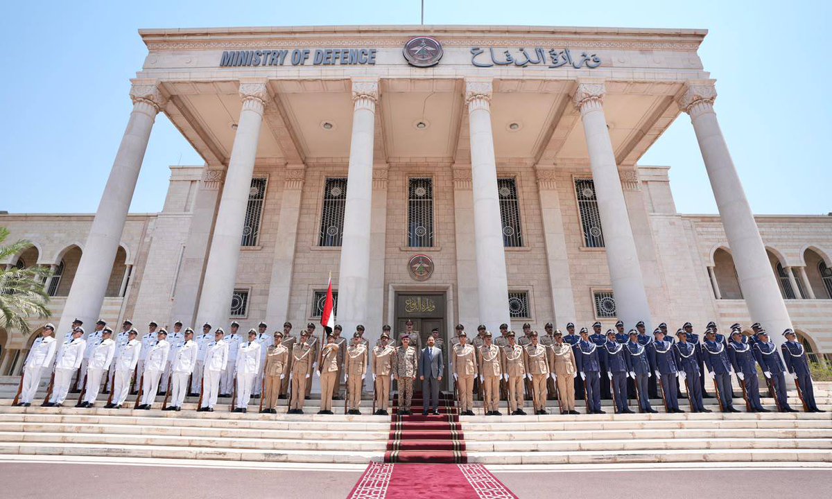 ALMawsleyaTV's tweet photo. القائد العام للقوات المسلحة رئيس مجلس الوزراء يجري زيارة إلى وزارة الدفاع ويصادق على جدول ترقيات الضباط

#الموصلية_HD_التردد_V11137
#الموصل  
#نينوى 
#العراق https://t.co/9whdyU1Xdj