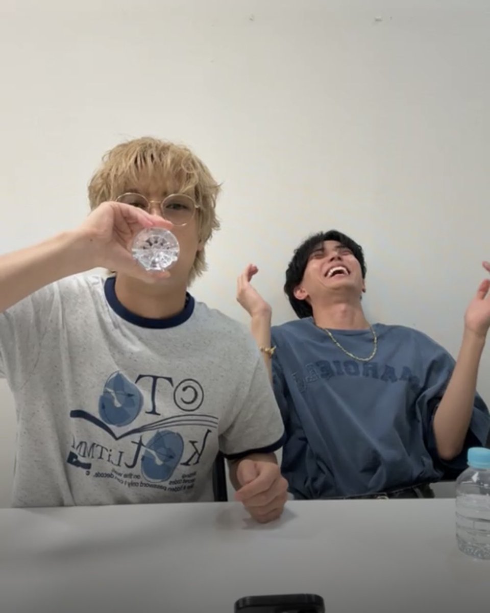 chankai403's tweet photo. かつて“廉を笑わせたら勝ち”と言ってた海人さんが水飲むだけで相方の特大笑顔引き出してて神 https://t.co/Nwfz9hAwkR