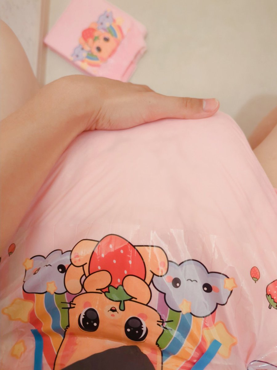 suimiomutsu's tweet photo. まさかの短時間で決壊w
パッド2枚入れたいけどmサイズだとギリギリすぎて断念
オムツ替えます
#ABDL #おむつ男子 https://t.co/FDXTV2x9Vq