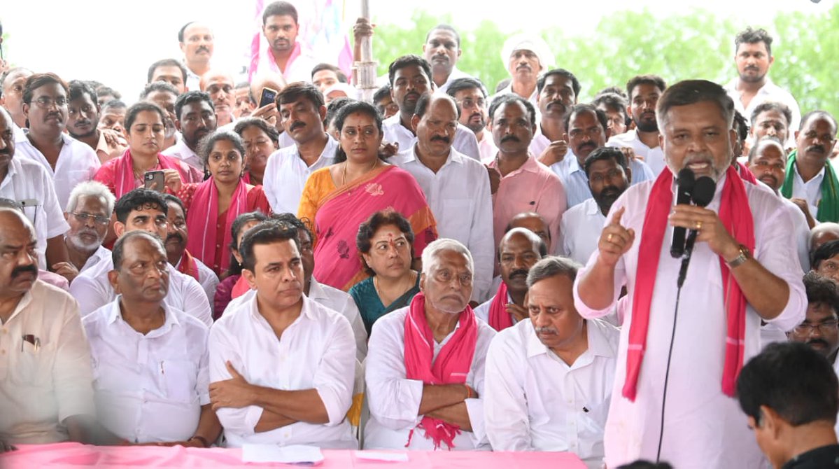 DVS_BRS's tweet photo. కన్నెపల్లి పంప్‌హౌస్‌ని సందర్శించిన అనంతరం మీడియా సమావేశం లో బీఆర్ఎస్ వర్కింగ్ ప్రెసిడెంట్ కేటీఆర్ గారు ఎమ్మెల్యే లు  మాజీ మంత్రులు మాజీ ఎమ్మెల్యే లు BRS సీనియర్ నాయకులతో కలిసి పాల్గొన్న జగిత్యాల జిల్లా తొలి జడ్పీ చైర్పర్సన్ దావ వసంత సురేష్ గారు.
#KaleshwaramProject https://t.co/6aLIrUXc9Z