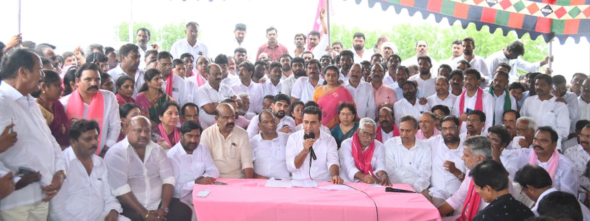 DVS_BRS's tweet photo. కన్నెపల్లి పంప్‌హౌస్‌ని సందర్శించిన అనంతరం మీడియా సమావేశం లో బీఆర్ఎస్ వర్కింగ్ ప్రెసిడెంట్ కేటీఆర్ గారు ఎమ్మెల్యే లు  మాజీ మంత్రులు మాజీ ఎమ్మెల్యే లు BRS సీనియర్ నాయకులతో కలిసి పాల్గొన్న జగిత్యాల జిల్లా తొలి జడ్పీ చైర్పర్సన్ దావ వసంత సురేష్ గారు.
#KaleshwaramProject https://t.co/6aLIrUXc9Z