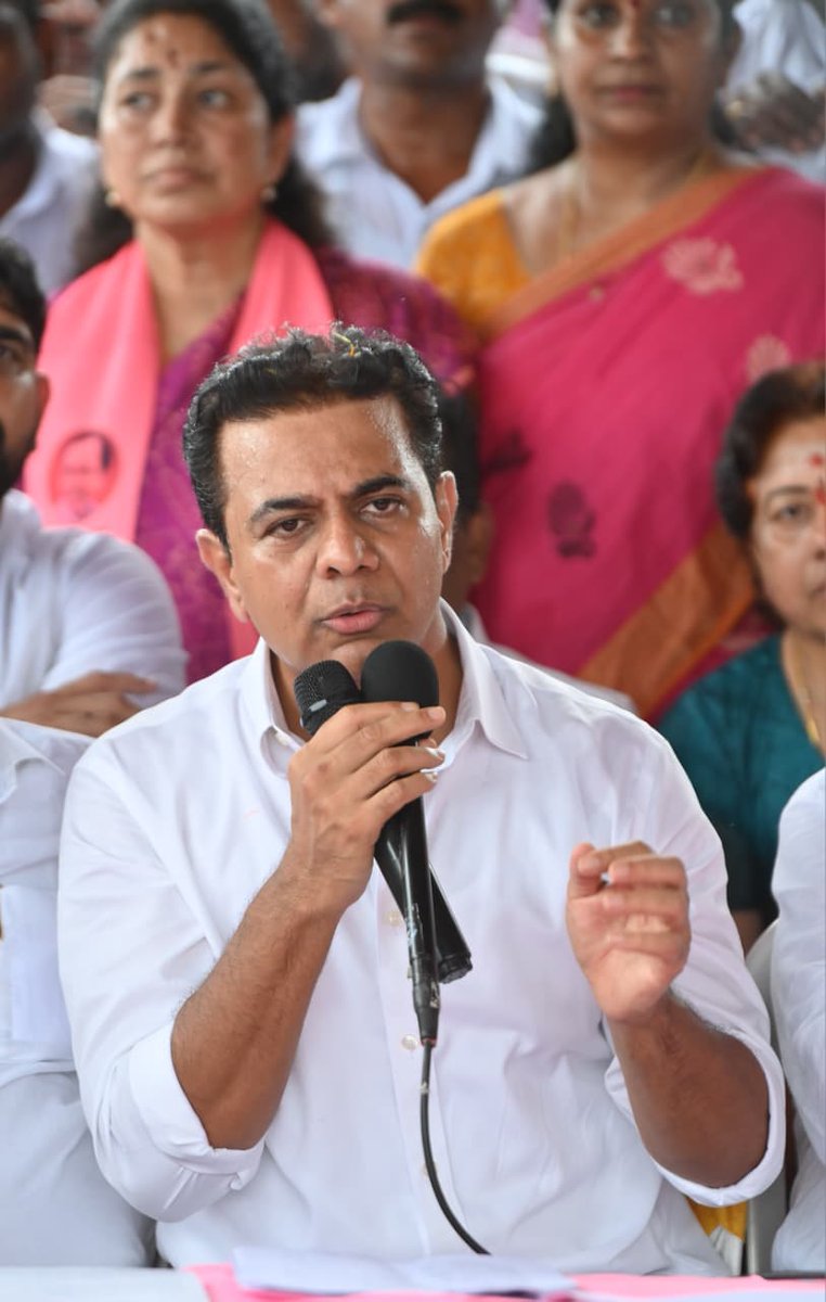 DVS_BRS's tweet photo. కన్నెపల్లి పంప్‌హౌస్‌ని సందర్శించిన అనంతరం మీడియా సమావేశం లో బీఆర్ఎస్ వర్కింగ్ ప్రెసిడెంట్ కేటీఆర్ గారు ఎమ్మెల్యే లు  మాజీ మంత్రులు మాజీ ఎమ్మెల్యే లు BRS సీనియర్ నాయకులతో కలిసి పాల్గొన్న జగిత్యాల జిల్లా తొలి జడ్పీ చైర్పర్సన్ దావ వసంత సురేష్ గారు.
#KaleshwaramProject https://t.co/6aLIrUXc9Z
