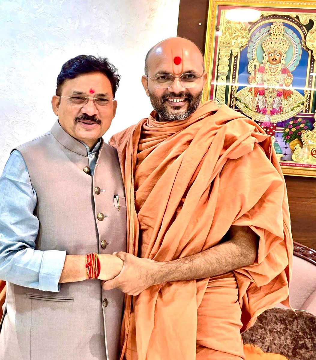 devusinh's tweet photo. વડતાલ સંપ્રદાયનું ગૌરવ! 🌺

વડતાલ મંદિરના ચેરમેન પૂજ્ય ડો. સંતવલ્લભદાસ સ્વામીશ્રીને સંસ્કૃત સાહિત્ય ક્ષેત્રે આપેલા અમૂલ્ય અને અનુપમ યોગદાન બદલ ગુજરાત સાહિત્ય અકાદમી દ્વારા પ્રતિષ્ઠિત ‘વેદ-શાસ્ત્ર પંડિત સન્માન – ૨૦૨૫’ એનાયત થવા બદલ હાર્દિક અભિનંદન અને શુભકામનાઓ.

પરમાત્મા શ્રી સ્વામિનારાયણ ભગવાનના આશીર્વાદથી પૂજ્ય સ્વામીશ્રીની જ્ઞાનશક્તિ ઉત્તરોત્તર સમાજ અને રાષ્ટ્રને વધુમાં વધુ  ઉપયોગી થાય, સેવા અને સંસ્કૃતિના સંવર્ધનનું કાર્ય સતત પ્રગતિના નવા શિખરો સર કરતું રહે તેવી પ્રાર્થના.

જય સ્વામિનારાયણ 🙏