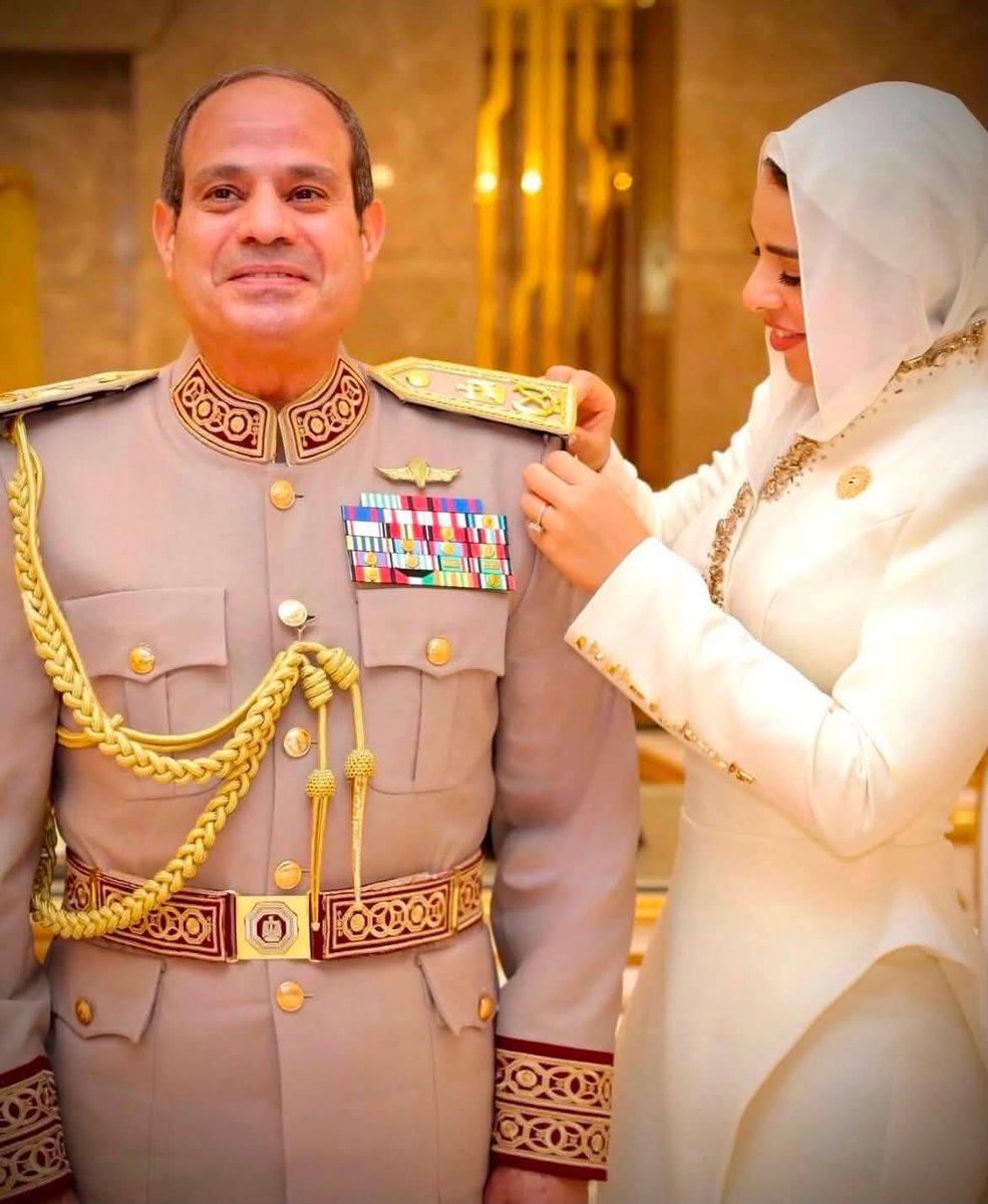 egypharaoh75's tweet photo. أيام مبارك كان فية ( رئيس ) بيحكم دولة ، إنما المظاهر إللى انا شفتها إمبارح دى مالهاش دعوة بمعنى كلمة ( رئيس ) خالص لأ ... أنا شفت واحد عين نفسة ملك و معاة أسرتة الحاكمة بتحتفل بية ، و يبقى السؤال الأهم ، مين إللى شار علية يعمل المظاهر دى و لية ؟ https://t.co/w7KKua9Ann