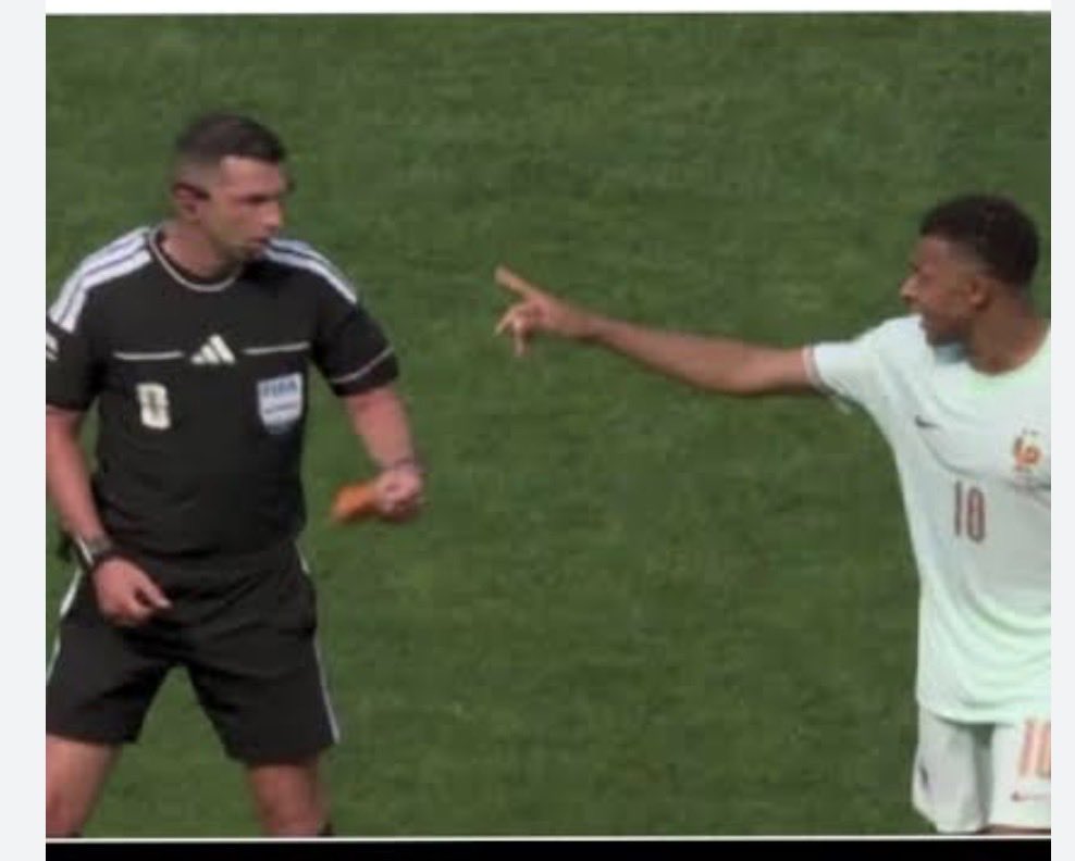 JRpenha's tweet photo. MBAPPE  É MUITO DEBOCHADO E MAL EDUCADO. FICAVA RINDO DE DEBOCHE CONTRA OS PARAGUAIOS O TEMPO TODO. FALTA DE REAPEITO COM SEU COLEGA DE PROFISSÃO.
E NÃO FOI PÊNALTI.
MAIS UMA VEZ O JUIZ TIRA UM PAÍS MENOR DA COPA. O JOGADOR DA FRANÇA SE JOGOU.

Onde está o tal FAIR PLAY ? https://t.co/7UgBB76Ybn