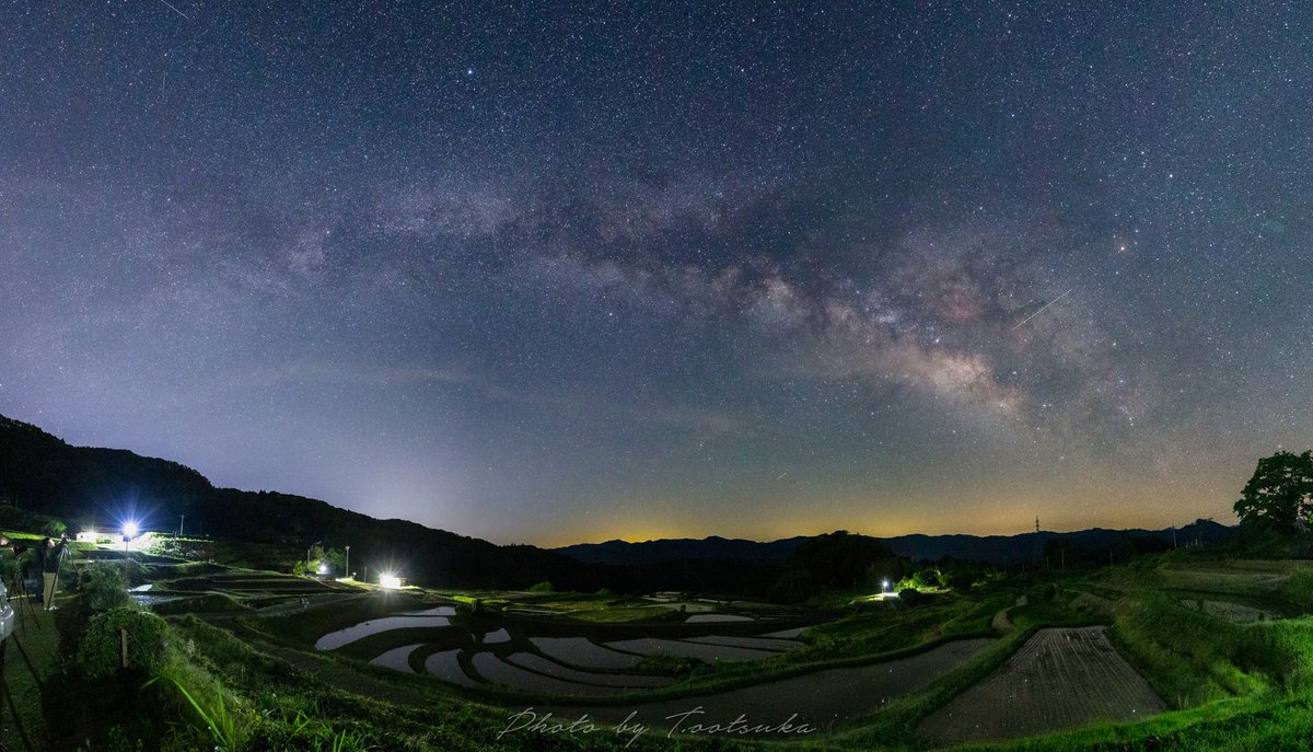 camera_maso's tweet photo. 5月に撮影した、棚田と天の川銀河のアーチを処理しました。
15mmレンズで撮影した13枚をパノラマ合成しました。
やはり北側の松江市方面と東側の主要道が明るいですが、銀河はそれなりに写りました😁
https://t.co/eSU33oQJpT https://t.co/XweOzOVI0u