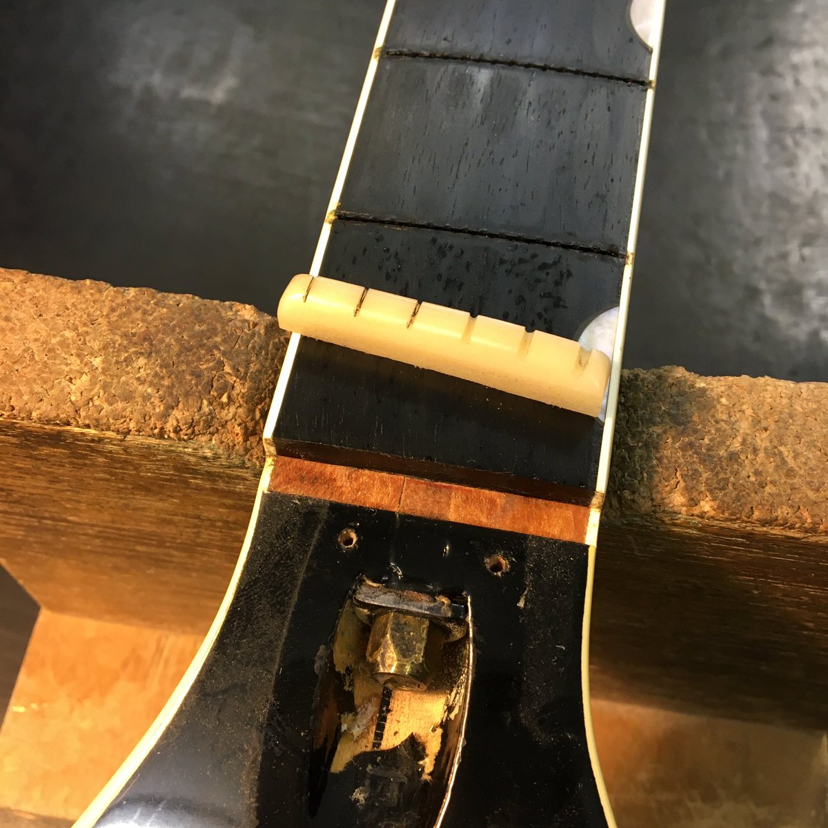 k_instruments's tweet photo. #gretsch #countryclassicⅡ
#リフレット①
実質的にはチェット・アトキンスモデルで差し支えないでしょうか？
fホールがダミーではないのでそこが違いますが。
先ずはフレット抜き、ナット外しからです。
#柿沼工房 #ギターリペア #高円寺 https://t.co/yuby8oHsvy