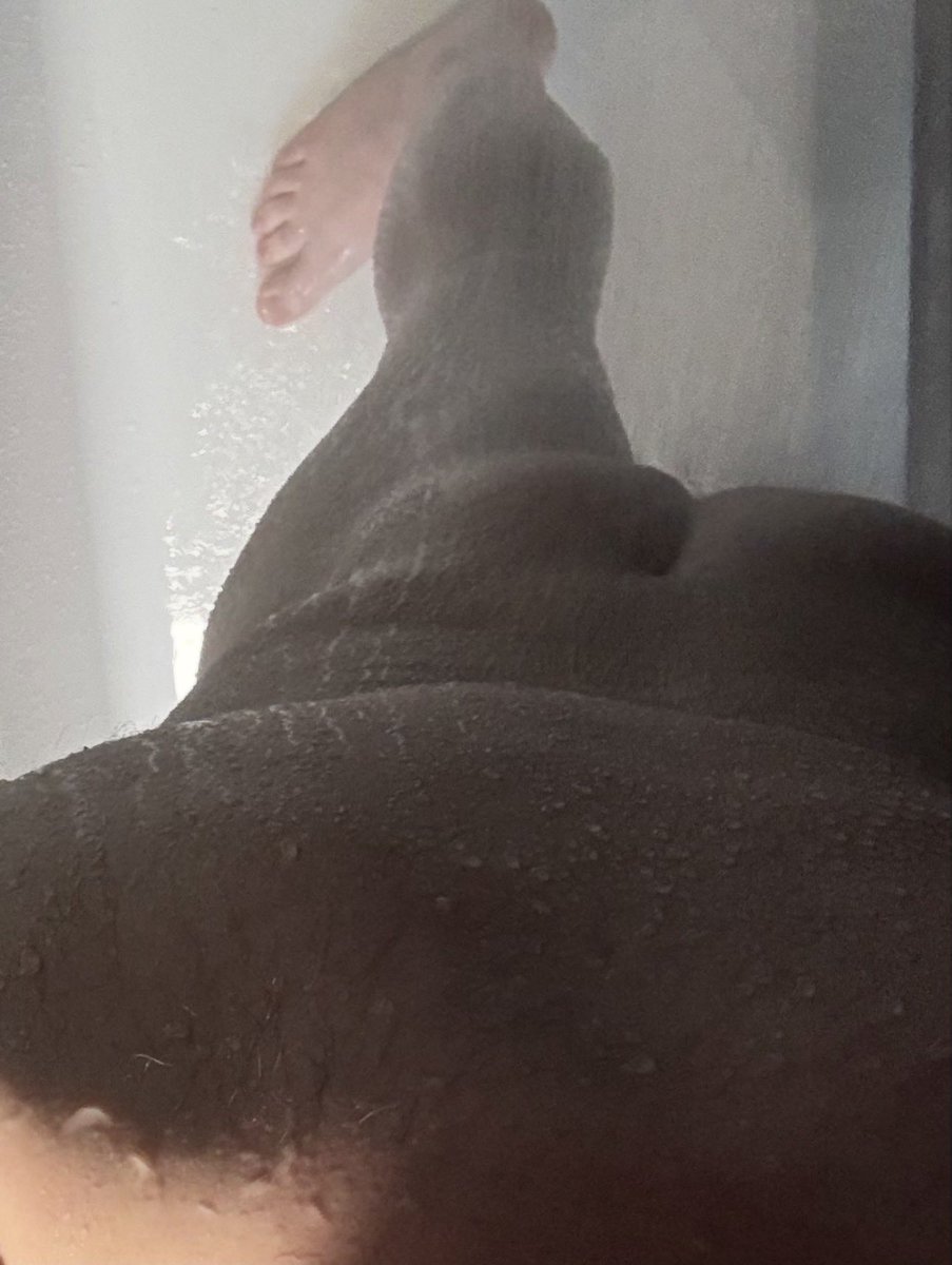 gaykinkyfeet's tweet photo. #sundayshower Cast just showering off after a sweaty trip to the gym #gayfeet #gayshower #butt https://t.co/6mmlIa8gTW