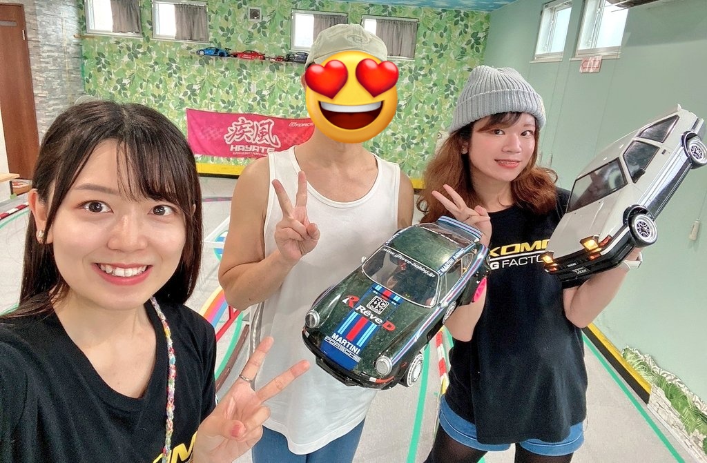 raging_wave049's tweet photo. 今日ははじめましてのラジコン店
堺市美原区『みはらサーキット』に行ってきたよー🫰♥

一軒家の2階がお店になってた！
めっちゃ珍しくない！？😳
綺麗なお店で、皆様とのんびり走らせたり話したり
すごい居心地よかった✨️

最後店長さんと写真撮った🥰笑
ありがとうございましたー！🫶
#ヨコモ女子 https://t.co/CopgVawjP2
