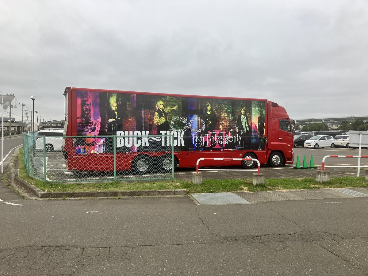 welovebucktick's tweet photo. ツアトラが仙台の会場に来れなかったので昨日俺が撮った写真を載せておきます。なお、公道や私有地に勝手に入って撮影したわけでなく、利用者なら誰でも使用できる営業中の施設の駐車場での撮影です。 https://t.co/NlCm9wy5sp