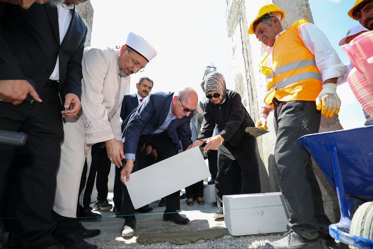 NumanKurtulmus's tweet photo. Cudi Dağı’nda, Hz. Nuh’un Gemisi’nin indiği yer olarak rivayet edilen tarihi Sefine Mevkii’nde öğle namazımızı Şırnaklı kardeşlerimizle birlikte eda ettik.

Yapımı devam eden Cudi Dağı Sefine Hz. Nuh Nebi Camii’ni ziyaret ederek çalışmaları yerinde inceledik ve inşa sürecine temsili bir katkıda bulunduk.

Bu mübarek coğrafyada yükselen bu anlamlı eserin birlik, beraberlik ve kardeşliğimizin güçlü bir nişanesi olacağına yürekten inanıyor; caminin yapımına emeği bulunan herkese teşekkür ediyorum.