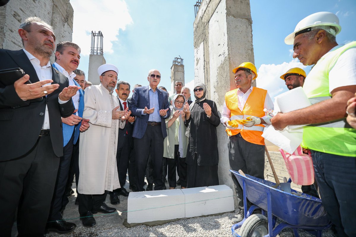 NumanKurtulmus's tweet photo. Cudi Dağı’nda, Hz. Nuh’un Gemisi’nin indiği yer olarak rivayet edilen tarihi Sefine Mevkii’nde öğle namazımızı Şırnaklı kardeşlerimizle birlikte eda ettik.

Yapımı devam eden Cudi Dağı Sefine Hz. Nuh Nebi Camii’ni ziyaret ederek çalışmaları yerinde inceledik ve inşa sürecine temsili bir katkıda bulunduk.

Bu mübarek coğrafyada yükselen bu anlamlı eserin birlik, beraberlik ve kardeşliğimizin güçlü bir nişanesi olacağına yürekten inanıyor; caminin yapımına emeği bulunan herkese teşekkür ediyorum.