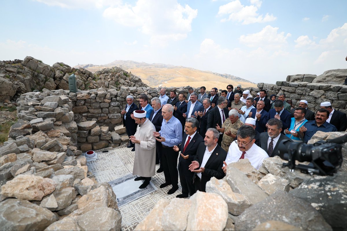 NumanKurtulmus's tweet photo. Cudi Dağı’nda, Hz. Nuh’un Gemisi’nin indiği yer olarak rivayet edilen tarihi Sefine Mevkii’nde öğle namazımızı Şırnaklı kardeşlerimizle birlikte eda ettik.

Yapımı devam eden Cudi Dağı Sefine Hz. Nuh Nebi Camii’ni ziyaret ederek çalışmaları yerinde inceledik ve inşa sürecine temsili bir katkıda bulunduk.

Bu mübarek coğrafyada yükselen bu anlamlı eserin birlik, beraberlik ve kardeşliğimizin güçlü bir nişanesi olacağına yürekten inanıyor; caminin yapımına emeği bulunan herkese teşekkür ediyorum.