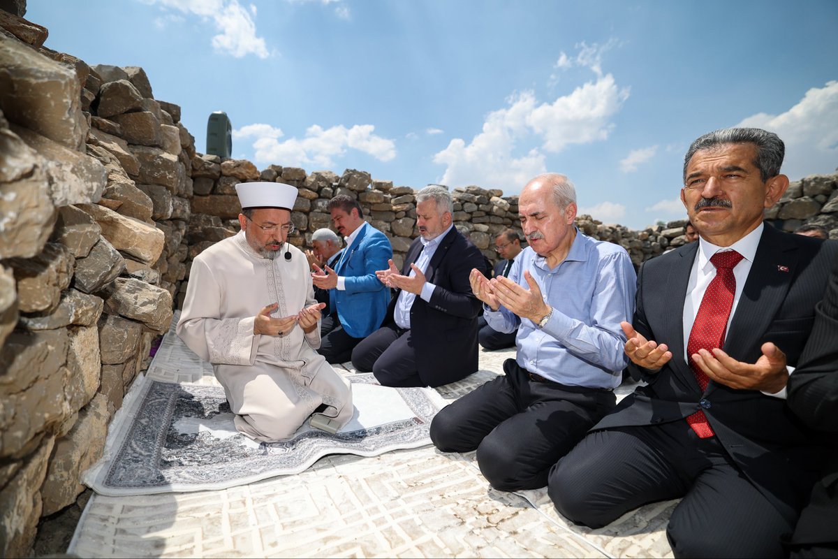 NumanKurtulmus's tweet photo. Cudi Dağı’nda, Hz. Nuh’un Gemisi’nin indiği yer olarak rivayet edilen tarihi Sefine Mevkii’nde öğle namazımızı Şırnaklı kardeşlerimizle birlikte eda ettik.

Yapımı devam eden Cudi Dağı Sefine Hz. Nuh Nebi Camii’ni ziyaret ederek çalışmaları yerinde inceledik ve inşa sürecine temsili bir katkıda bulunduk.

Bu mübarek coğrafyada yükselen bu anlamlı eserin birlik, beraberlik ve kardeşliğimizin güçlü bir nişanesi olacağına yürekten inanıyor; caminin yapımına emeği bulunan herkese teşekkür ediyorum.