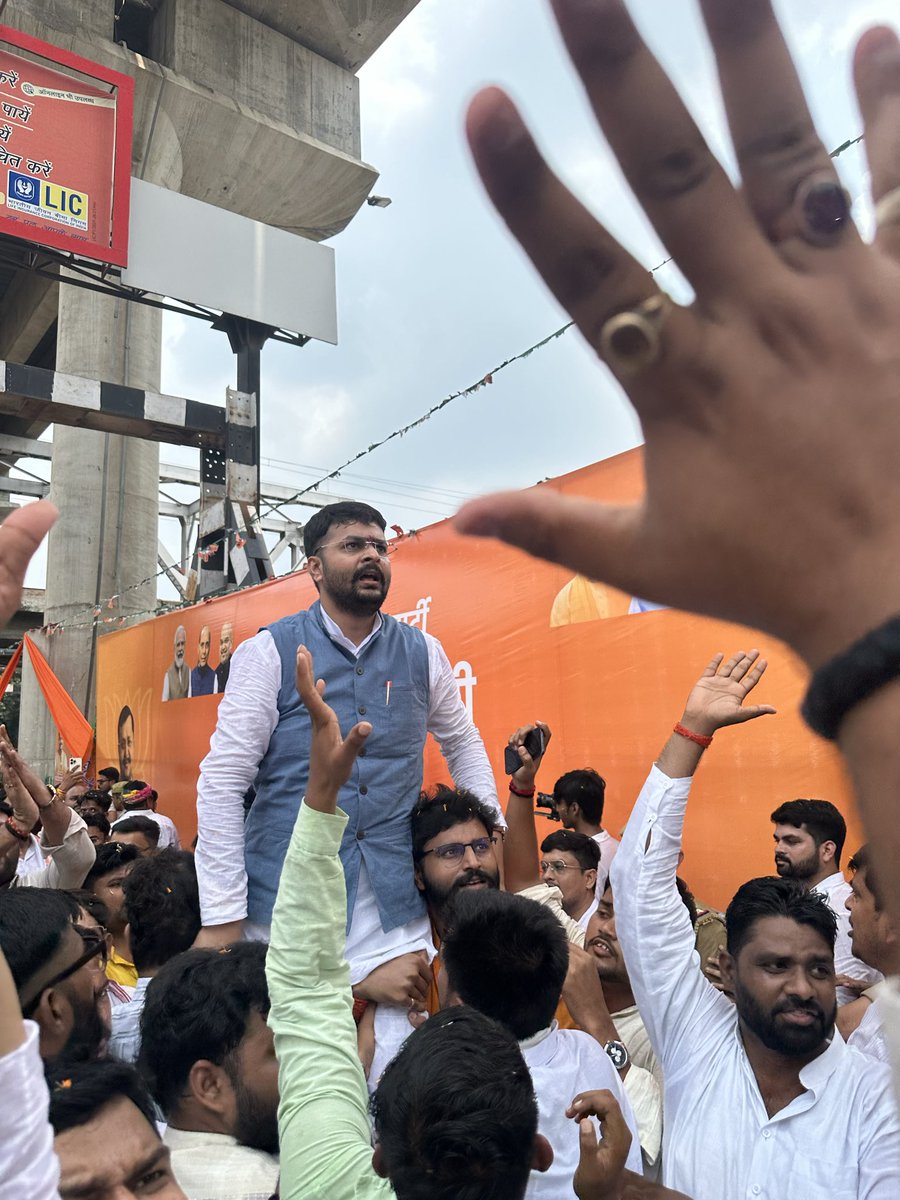 sagunbjp's tweet photo. हम सभी कार्यकर्ताओं के नेता, @BJP4India के मा.राष्ट्रीय अध्यक्ष आदरणीय श्री @NitinNabin जी के  कल लखनऊ आगमन पर; मा.प्रदेश अध्यक्ष- @BJYM4UP आदरणीय बड़े भाई श्री @irohitmishrabjp जी के नेतृत्व में आयोजित ऐतिहासिक स्वागत-अभिनंदन कार्यक्रम में सम्मिलित हुआ।
@BJP4UP @BJYM4UP @BJYM https://t.co/CyrfY61Hkz