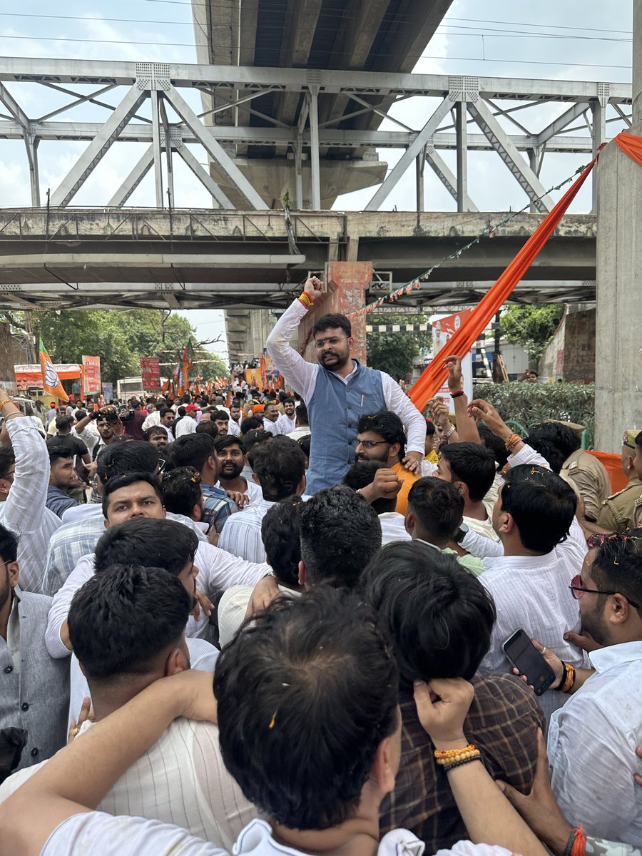 sagunbjp's tweet photo. हम सभी कार्यकर्ताओं के नेता, @BJP4India के मा.राष्ट्रीय अध्यक्ष आदरणीय श्री @NitinNabin जी के  कल लखनऊ आगमन पर; मा.प्रदेश अध्यक्ष- @BJYM4UP आदरणीय बड़े भाई श्री @irohitmishrabjp जी के नेतृत्व में आयोजित ऐतिहासिक स्वागत-अभिनंदन कार्यक्रम में सम्मिलित हुआ।
@BJP4UP @BJYM4UP @BJYM https://t.co/CyrfY61Hkz