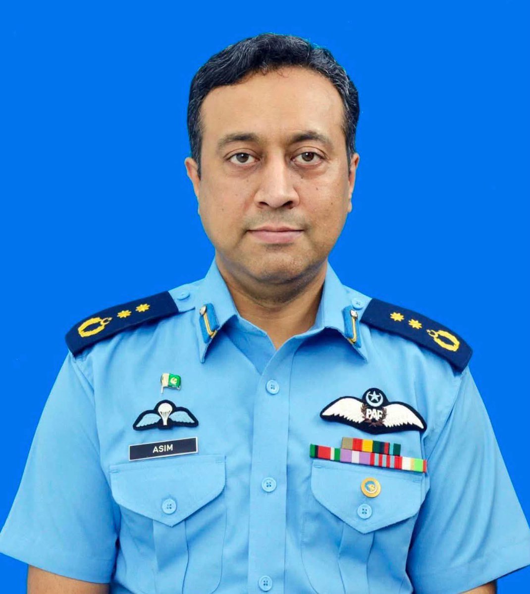 SaboohSyed's tweet photo. خاتون کو بچاتے ہوئے پاک فضائیہ کے بہادر گروپ کیپٹن عاصم شہید

اسلام آباد میں انسانیت، جرات اور فرض شناسی کی ایک دردناک مثال سامنے آئی، جہاں پاک فضائیہ کے گروپ کیپٹن عاصم ایک نامعلوم خاتون کو مبینہ اغوا کی کوشش سے بچاتے ہوئے اپنی جان کا نذرانہ پیش کر گئے۔

ابتدائی اطلاعات کے مطابق گروپ کیپٹن عاصم نائنتھ ایونیو سے گزر رہے تھے کہ انہوں نے ایک موٹرسائیکل کے قریب ایک خاتون کو شدید پریشانی کی حالت میں دیکھا۔ موٹرسائیکل سوار مبینہ طور پر خاتون کا ہاتھ پکڑ کر اسے زبردستی اپنے ساتھ لے جانے کی کوشش کر رہا تھا۔ صورت حال کی سنگینی کو بھانپتے ہوئے گروپ کیپٹن عاصم نے ایک ذمہ دار اور باہمت شہری ہونے کا ثبوت دیا۔ وہ فوراً اپنی گاڑی موڑ کر واپس آئے اور موٹرسائیکل کے قریب جا کر رکے۔

عینی حالات کے مطابق گروپ کیپٹن عاصم کی مداخلت پر خاتون فوراً موٹرسائیکل سے الگ ہو کر ان کی گاڑی کی دوسری جانب آ گئی اور یوں خود کو محفوظ کر لیا۔ اسی دوران مبینہ ملزم سعد نے گروپ کیپٹن عاصم کے ساتھ تلخ کلامی شروع کر دی، جو دیکھتے ہی دیکھتے فائرنگ میں تبدیل ہو گئی۔ ملزم نے قریب سے فائر کیے، جس سے گروپ کیپٹن عاصم شدید زخمی ہو گئے۔ انہیں فوری طور پر طبی امداد فراہم کرنے کی کوشش کی گئی، تاہم وہ زخموں کی تاب نہ لاتے ہوئے جام شہادت نوش کر گئے، جبکہ حملہ آور موقع سے فرار ہونے میں کامیاب ہو گیا۔

پولیس کے مطابق خاتون کے ابتدائی بیان میں بتایا گیا ہے کہ مبینہ ملزم اس کا دفتر میں ساتھی ملازم تھا۔ اس نے خاتون کو دفتر لے جانے کی پیشکش کی، لیکن راستے میں گاڑی کا رخ تبدیل کر کے اسے کسی اور مقام پر لے جانے کی کوشش کی۔ خاتون کی مزاحمت کے دوران ہی گروپ کیپٹن عاصم وہاں پہنچے، بروقت مداخلت کی اور اسے ممکنہ خطرے سے محفوظ کر لیا۔

قانون نافذ کرنے والے اداروں نے ملزم کی گرفتاری کے لیے مختلف مقامات پر کارروائیاں شروع کر دی ہیں۔

گروپ کیپٹن عاصم نے اپنی جان دے کر ایک بے سہارا خاتون کی جان اور عزت کا تحفظ کیا۔ ان کی یہ قربانی اس حقیقت کی یاد دہانی ہے کہ معاشرے میں ایسے بہادر اور باکردار لوگ موجود ہیں جو دوسروں کی حفاظت کے لیے اپنی جان کی بھی پروا نہیں کرتے۔

شہید گروپ کیپٹن عاصم اپنے سوگواران میں اہلیہ اور دو کم سن بیٹیاں چھوڑ گئے ہیں۔ ان کی شہادت نے نہ صرف ان کے خاندان بلکہ پوری قوم کو غمزدہ کر دیا ہے، جبکہ ان کی جرات، فرض شناسی اور ایثار ہمیشہ یاد رکھے جائیں گے۔