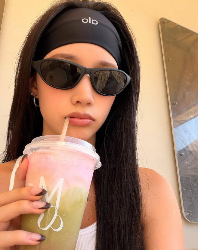 fotg_hiyyih's tweet photo. 260705 hiyeahhh_ ig update  (i)

“Got the strawberry matcha"

"˗ˏˋ 🍓🍵 ˎˊ˗"
📍Maja Cafe Bali

"Babies.. they put on the bracelet for me how can I not buy ( •́ ̯•｡̀ )”   

#HUENING_BAHIYYIH #휴닝바히에 
#Kep1er #케플러 https://t.co/Fo8ydjnW79