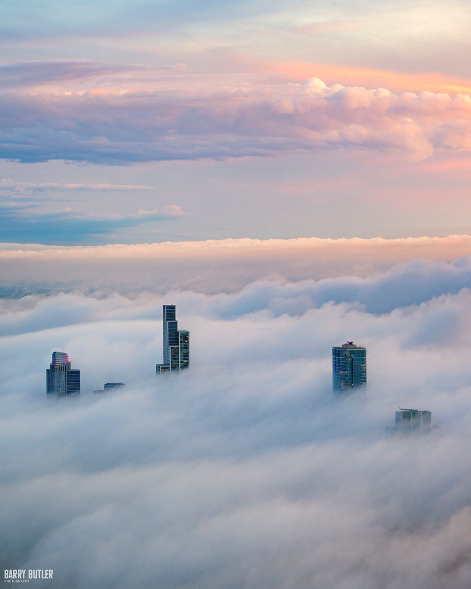 barrybutler9's tweet photo. Is this Heaven?  It’s Chicago.  Fog rolls into the South Loop on Saturday evening at sunset.  #weather #fog #chicago #news #ilwx https://t.co/iDqsKebLSZ