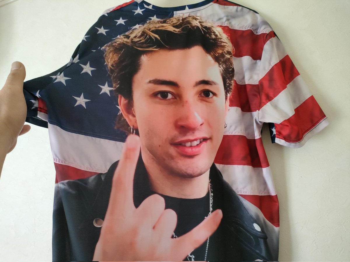 TasukeHachimaki's tweet photo. Apollogicのアメリカ行ってらっしゃい会用に作ったＴシャツは、私のパソコンの上に飾ってあるのだが、動画編集して、ふと！上を見やげると時折エドちゃんの顔が変わるのだが、笑ってしまいやろ‼️私はどうしたらいいのか分からないw🤣
#エドちゃん変顔止められないw
#飾るのではなく収納すべきか迷う https://t.co/5brnIfvtST