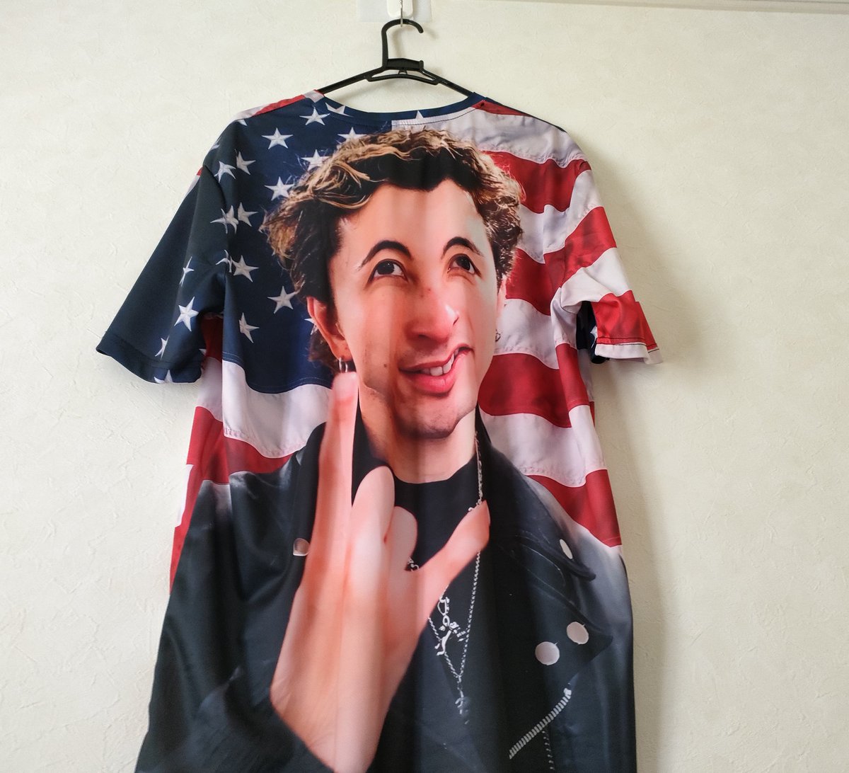 TasukeHachimaki's tweet photo. Apollogicのアメリカ行ってらっしゃい会用に作ったＴシャツは、私のパソコンの上に飾ってあるのだが、動画編集して、ふと！上を見やげると時折エドちゃんの顔が変わるのだが、笑ってしまいやろ‼️私はどうしたらいいのか分からないw🤣
#エドちゃん変顔止められないw
#飾るのではなく収納すべきか迷う https://t.co/5brnIfvtST