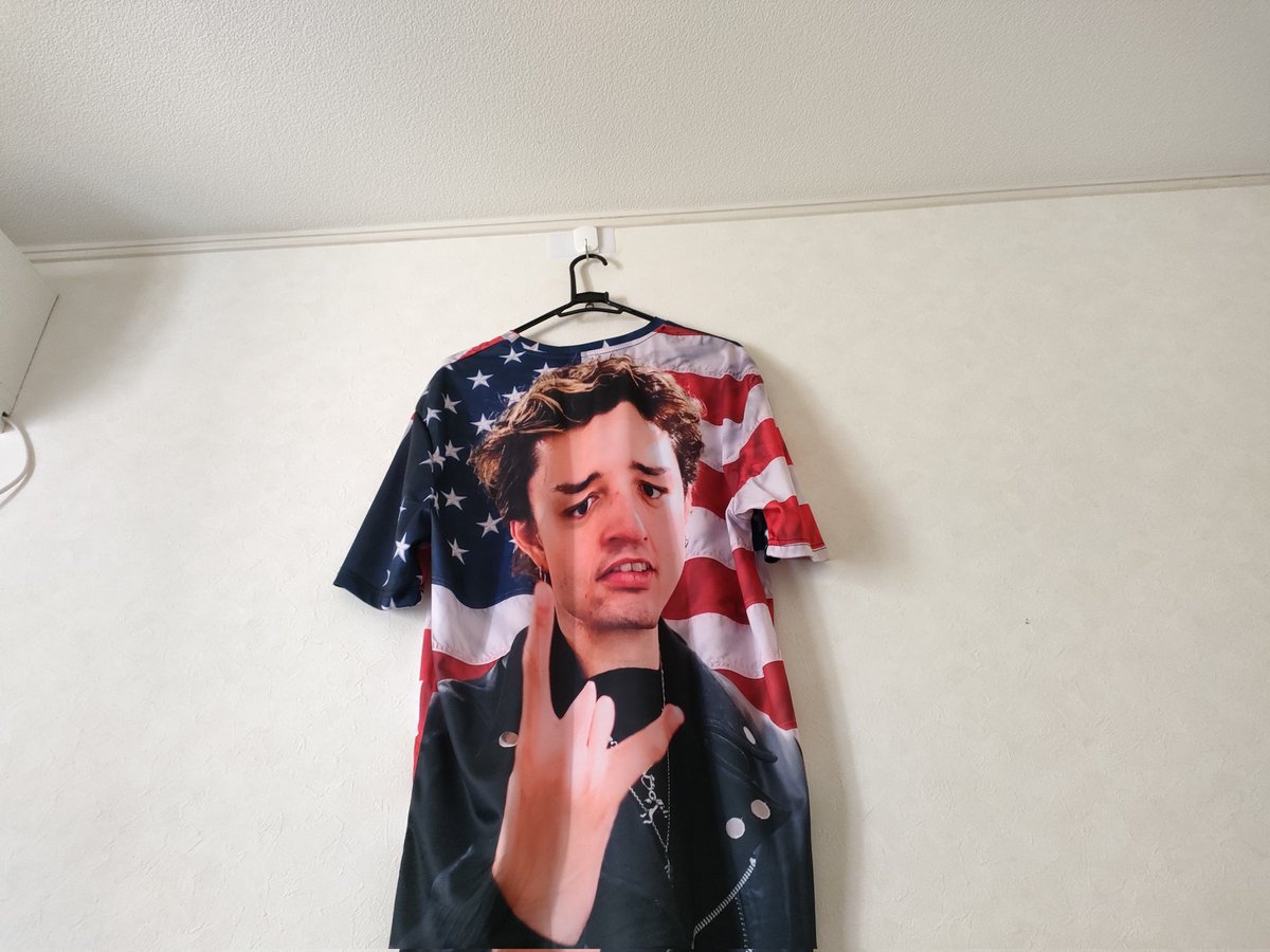 TasukeHachimaki's tweet photo. Apollogicのアメリカ行ってらっしゃい会用に作ったＴシャツは、私のパソコンの上に飾ってあるのだが、動画編集して、ふと！上を見やげると時折エドちゃんの顔が変わるのだが、笑ってしまいやろ‼️私はどうしたらいいのか分からないw🤣
#エドちゃん変顔止められないw
#飾るのではなく収納すべきか迷う https://t.co/5brnIfvtST