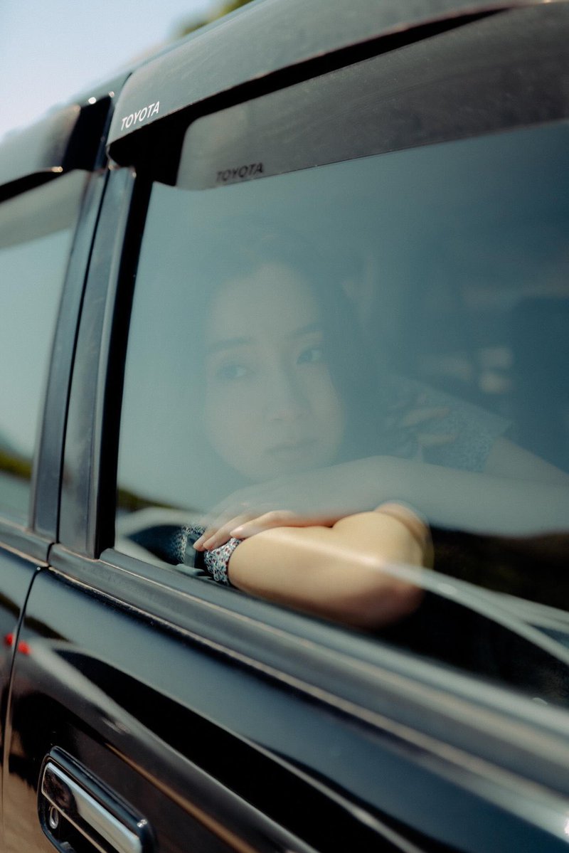 JapanNisi's tweet photo. 「PLフィルターを使って、窓ガラス越しの人物を写す」📷

TRUE COLOR CPLを使うことで表面の反射を除去することができます！
 PLフィルターは、回転させることでその効果を調整できますので、好みに合わせて使用できます。
ポートレート撮影の幅を広げるためにぜひ試してみてください！

・1枚目：フィルター使用
・2枚目：フィルター未使用