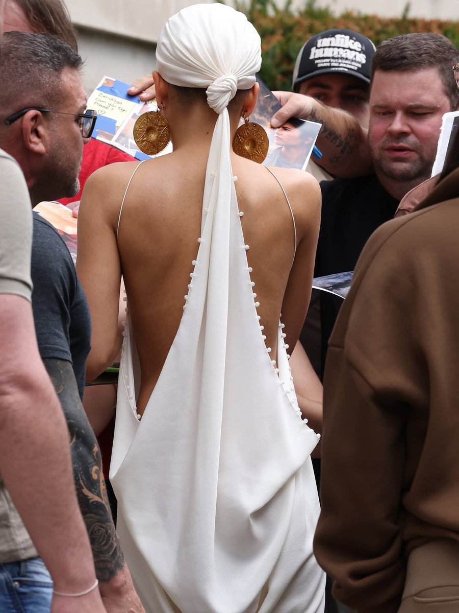 sourcedaya's tweet photo. Zendaya at ‘THE ODYSSEY’ photocall in London! https://t.co/5EuWNlrnXg