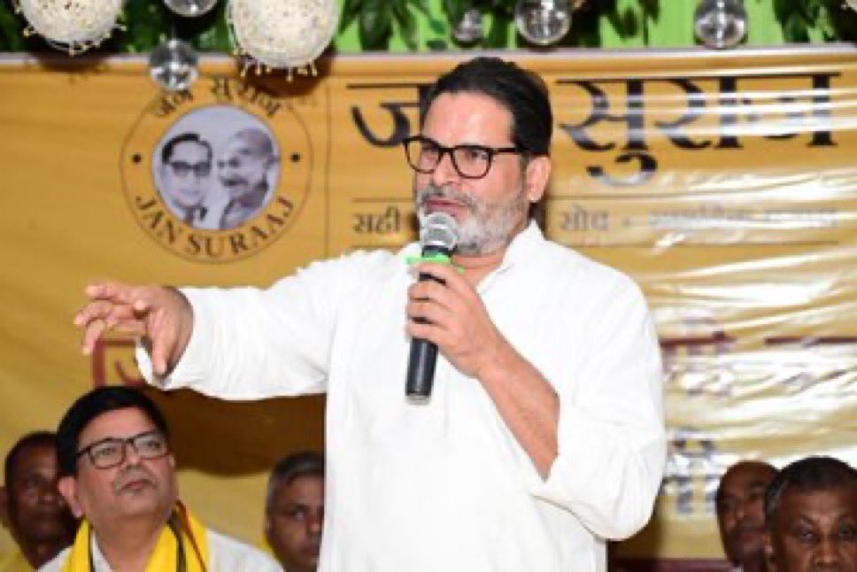 Dharmendrak46's tweet photo. क्या प्रशांत किशोर विधायक बन पाएंगे??

बिहार के बांकीपुर विधानसभा सीट पर उपचुनाव होना है क्योंकि वहाँ से विधायक बीजेपी अध्यक्ष नितिन नवीन राज्यसभा चले गए हैं। 

ऐसे में जनसुराज पार्टी के अध्यक्ष Prashant Kishor ने चुनाव लड़ने का ऐलान कर दिया है। 

मुझे लगता है कि प्रशांत किशोर एक बार फिर हारकर फजीहत करायेंगे 😄