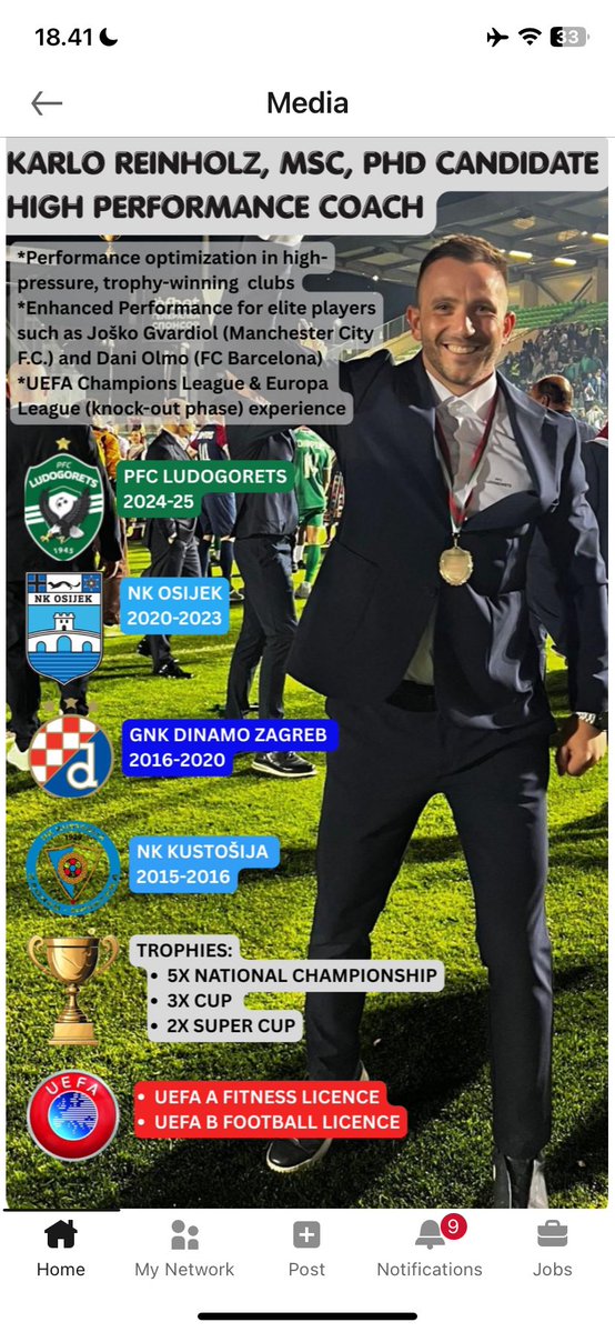 FaktaSepakbola's tweet photo. Siapa Karlo Reinholz? Eks Sports Scientist Dinamo Zagreb dan Head of Performance Ludogorets yang Kini Gabung Persib Bandung.🇭🇷🇮🇩💪🏼

Karlo Reinholz bukan nama sembarangan di dunia sports science.

Pria asal Kroasia ini pernah menjabat sebagai 1st Team Strength & Conditioning Coach/Sports Scientist di Dinamo Zagreb, Head of Rehabilitation di NK Osijek, dan Head of Performance di Ludogorets.

Selama kariernya, ia meraih 5 gelar liga, 3 piala domestik, dan 2 super cup, serta merasakan atmosfer Liga Champions dan Liga Europa.

Di luar sepak bola, Reinholz juga memiliki latar akademis yang kuat. Ia menempuh pendidikan doktoral di bidang Kinesiology and Exercise Science di University of Zagreb, aktif mengajar dan melakukan riset, serta mengantongi lisensi UEFA Fitness A dan UEFA B.

Persib tampaknya bukan hanya memperkuat skuad, tetapi juga serius membangun fondasi performa tim dari belakang layar.