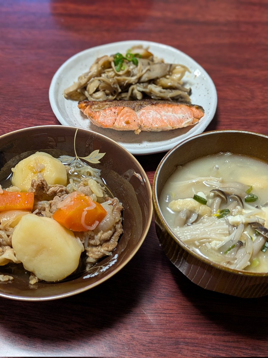 piurarin's tweet photo. 夕ごはん。鮭のムニエル、きのことちくわのバタ醤油ソテー、肉じゃが、みそ汁、桃。鮭っていつから贅沢品に！？高くなったよねぇ。今日はムニエルにしてみました。肉じゃがはどちらも少しずつ残っていた、豚バラと牛バラのハイブリッドで。おつとめ品の桃が甘かった！

#おうちごはん
#ヒウラ飯 https://t.co/D6ZSv71N39