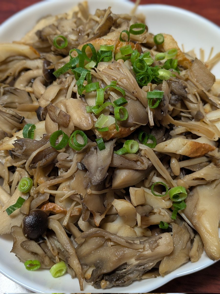 piurarin's tweet photo. 夕ごはん。鮭のムニエル、きのことちくわのバタ醤油ソテー、肉じゃが、みそ汁、桃。鮭っていつから贅沢品に！？高くなったよねぇ。今日はムニエルにしてみました。肉じゃがはどちらも少しずつ残っていた、豚バラと牛バラのハイブリッドで。おつとめ品の桃が甘かった！

#おうちごはん
#ヒウラ飯 https://t.co/D6ZSv71N39