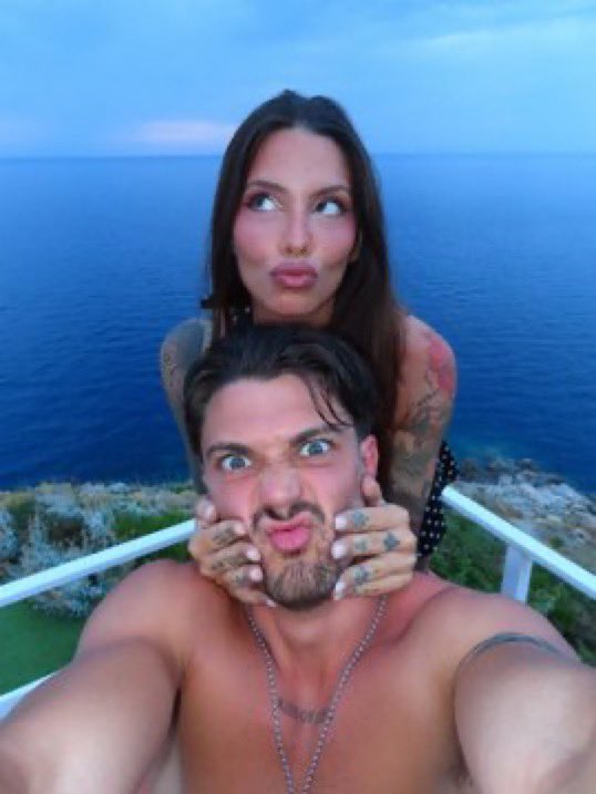 sonoonervosa's tweet photo. che un’amore del genere mi travolga https://t.co/WzHxygiwK9