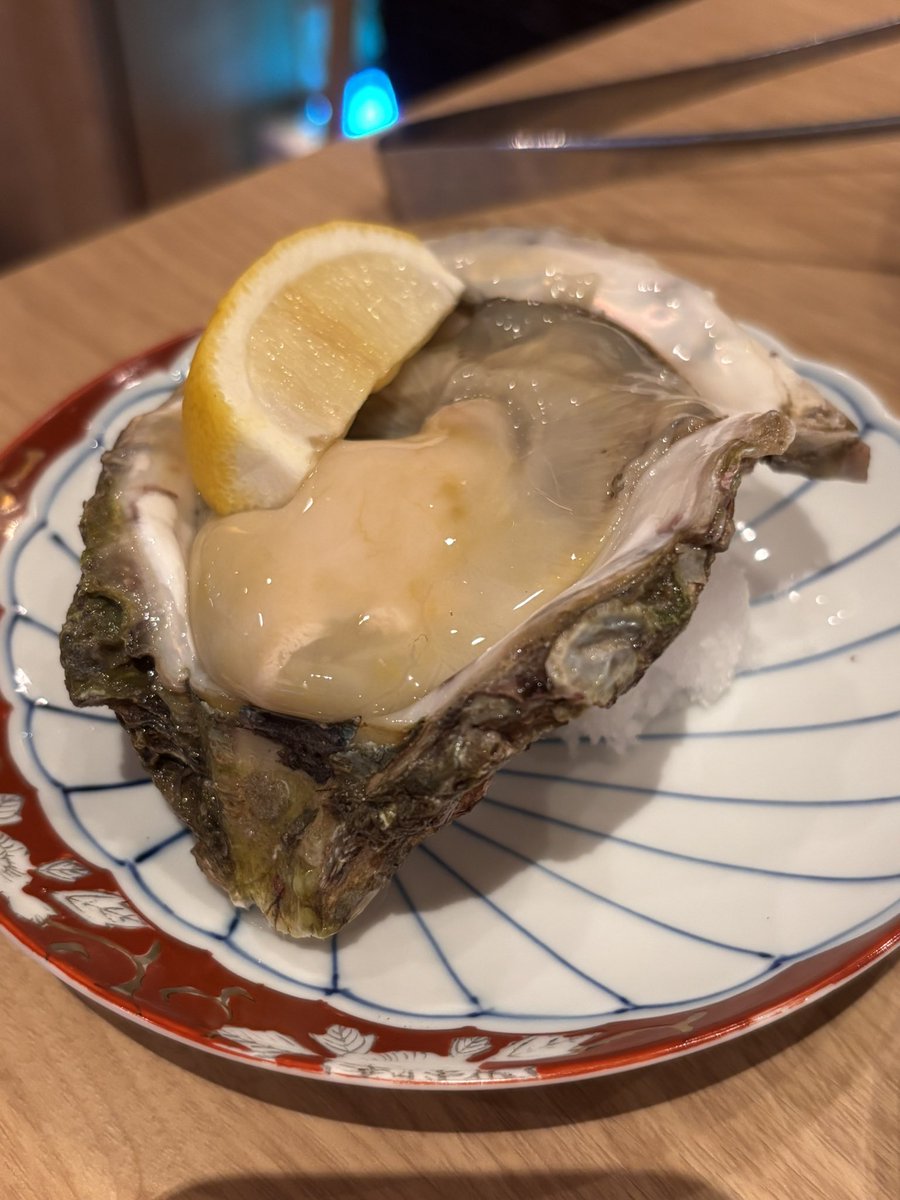 sumomota7n's tweet photo. 糸島牡蠣、糸島(芋焼酎)ソーダ割。
糸島ほたる にて。 https://t.co/aRmk4knqLj
