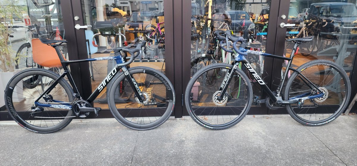 suzunalain's tweet photo. うちの双子
S1NEOの599DとGX01です。
ロードレーサーとグラベルロードで
サイクリングとキャンプ用で乗ってます。
#白妙ロード見学会場2 https://t.co/hr7a3wTyEN