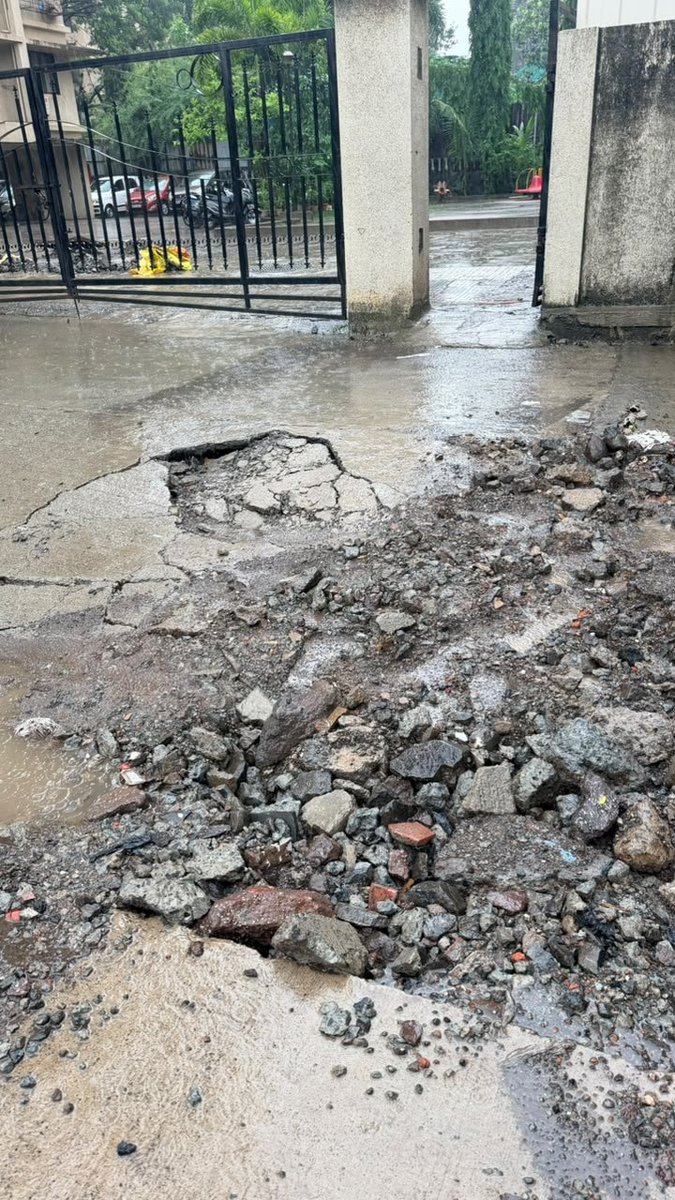 Raunak_Delight's tweet photo. Dear @mahanagargas &amp; @TMCaTweetAway

A perfectly good road was constructed years ago, only to be dug up later for gas pipeline work due to poor planning. Part of road has sunk, blocking the main entry/exit of our society and putting residents' safety at risk.
Please fix our 🛣️ ! https://t.co/ElNrHuLOog
