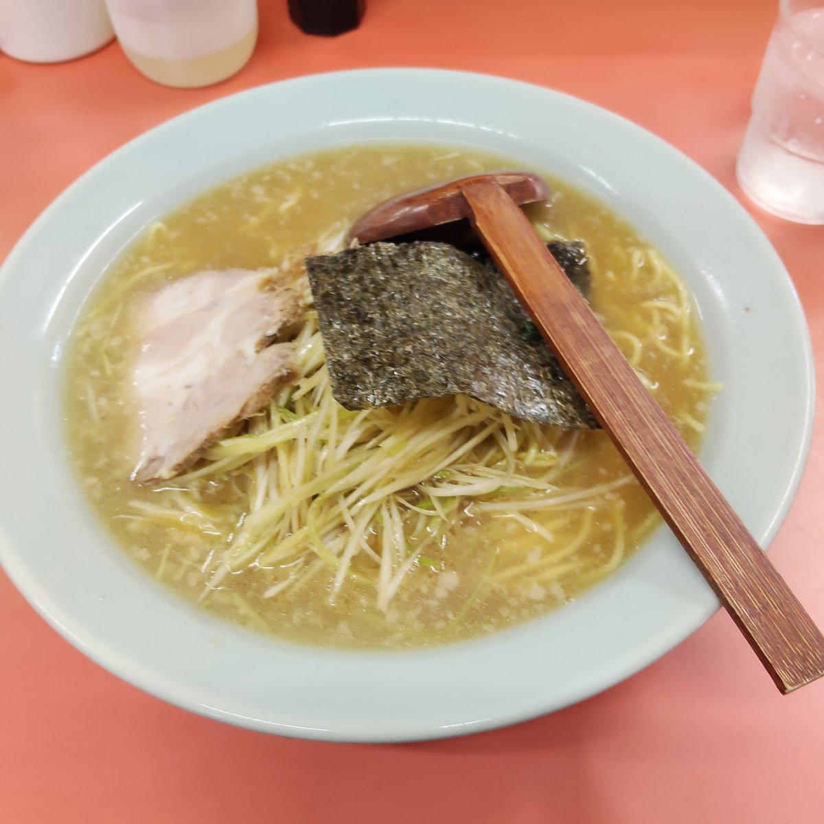 ipi_san's tweet photo. 本日、梅雨空の中 ラーメンショップ川崎水沢店 で朝ラー。
迷わずネギラーメンを味濃いめで注文。
後半にニンニクを足した瞬間、香りとコクが一気に花開いて最高の一杯に。
シトシト雨の朝に、しみる旨さでした
ごちそうさまでした🙏 https://t.co/Y0fjgKCOkd