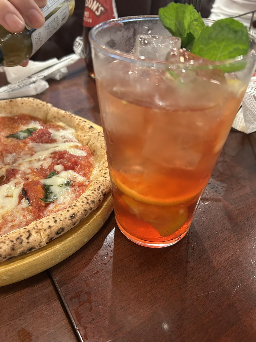 harry_2315's tweet photo. 昨日山根さんのライヴ後、ファン友達と打ち上げ！HUB超久しぶりだったけど、ピザやら美味しかった🍕でも周りが賑やか過ぎ、話す声も聞こえない！周り見たら若い子ばっかり😵私らが場違いやな！とウケた😆場所変えルクアの地下にキチマってそこで買ったのイートイン出来23:00迄開いてて穴場だった！ https://t.co/iLVRj0GrN9