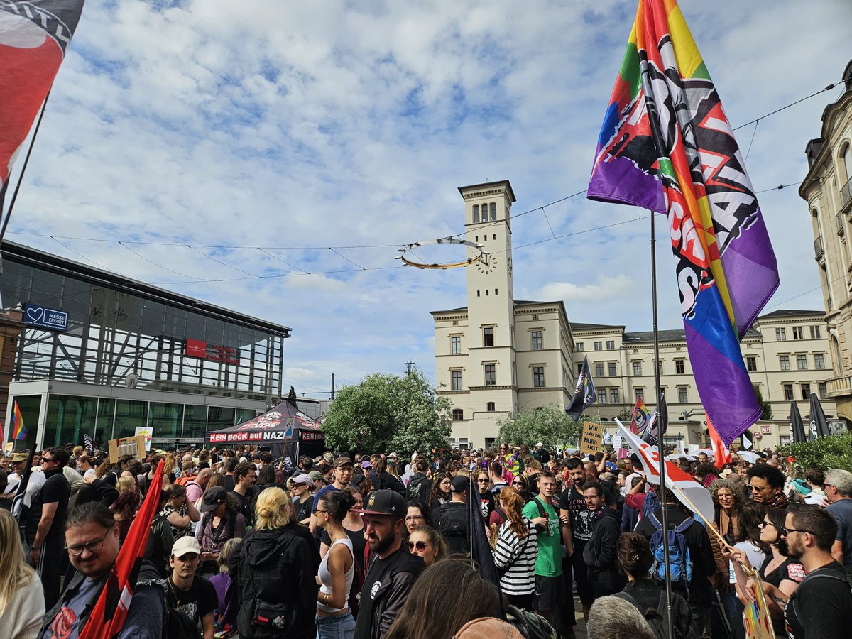 HenryHoerder's tweet photo. AFD-Parteitag 4.7.26: Wenn Nazis – wie Björn Höcke – mehr als 30.000 Menschen als "Kranke" und "Seelenverwundete" bezeichnet, sollten bei allen die Alarmglocken schrillen, die nicht erneut in einem dystopischen Deutschland leben wollen.
Quelle: Tagesschau, Wikipedia https://t.co/vnZYj0dLhd