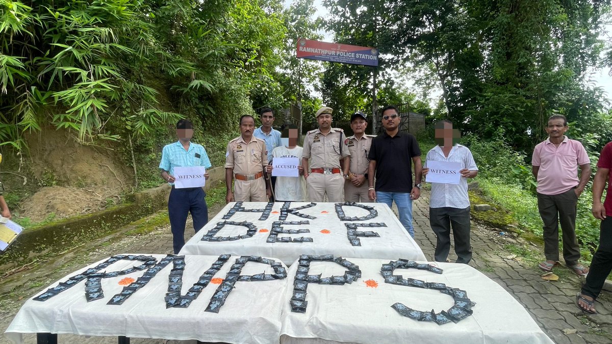 himantabiswa's tweet photo. Roses are red,
Violets are blue,
80,000 tablets seized,
Zero sympathy for you. 👎🏻

Kudos to @cacharpolice, @HailakandiPolic & @official_dgar for seizing 80,000 Yaba tablets worth nearly ₹8 crore and apprehending 2 accused.

Another day, another reminder: @assampolice doesn't miss.

#AssamAgainstDrugs