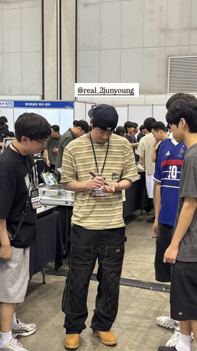 junyoungies's tweet photo. aahh~ today junyoung went to another cards exhibition and buy/trade cards again, he even get a famous MMA athlete to sign his card! i hope you have fun today too my love! 😚💞

#이준영 #LEEJUNYOUNG https://t.co/EKKnZqqpPJ