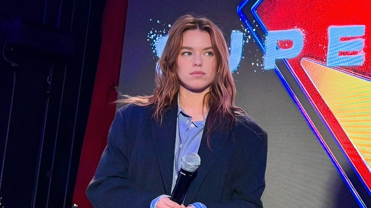 Jerichoman18105 GO WATCH SUPERGIRL IN THEATRES tweet media
