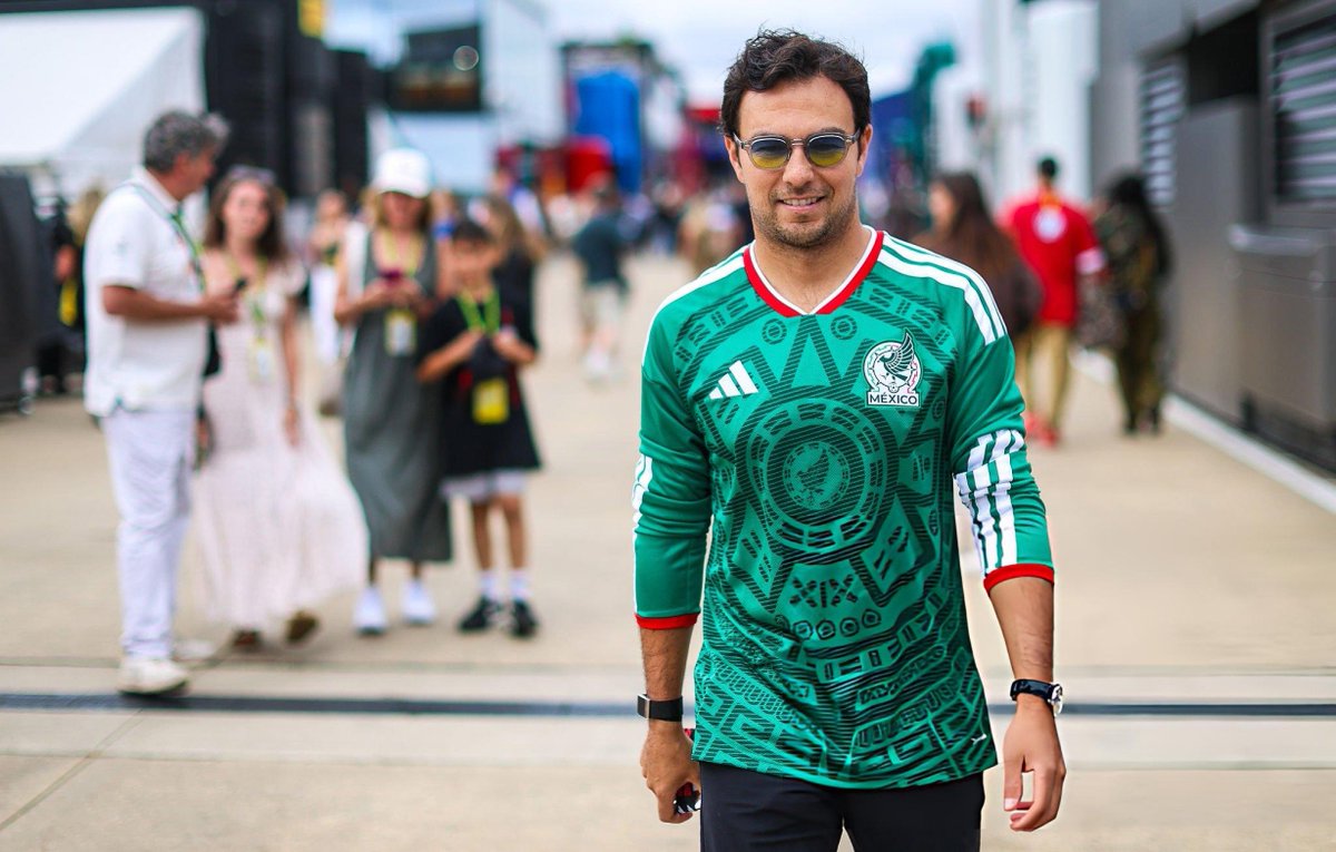 f1speed_indo's tweet photo. Recall-recall dulu di base lawan 😂

Jelang pertandingan Meksiko vs Inggris pada 16 besar Piala Dunia besok, Sergio Perez memakai jersey Timnas negaranya saat datang ke sirkuit Silverstone jelang balapan GP Inggris. https://t.co/1Ok62GojLb
