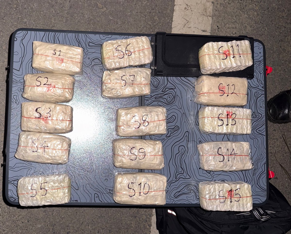 himantabiswa's tweet photo. Roses are red,
Violets are blue,
80,000 tablets seized,
Zero sympathy for you. 👎🏻

Kudos to @cacharpolice, @HailakandiPolic & @official_dgar for seizing 80,000 Yaba tablets worth nearly ₹8 crore and apprehending 2 accused.

Another day, another reminder: @assampolice doesn't miss.

#AssamAgainstDrugs