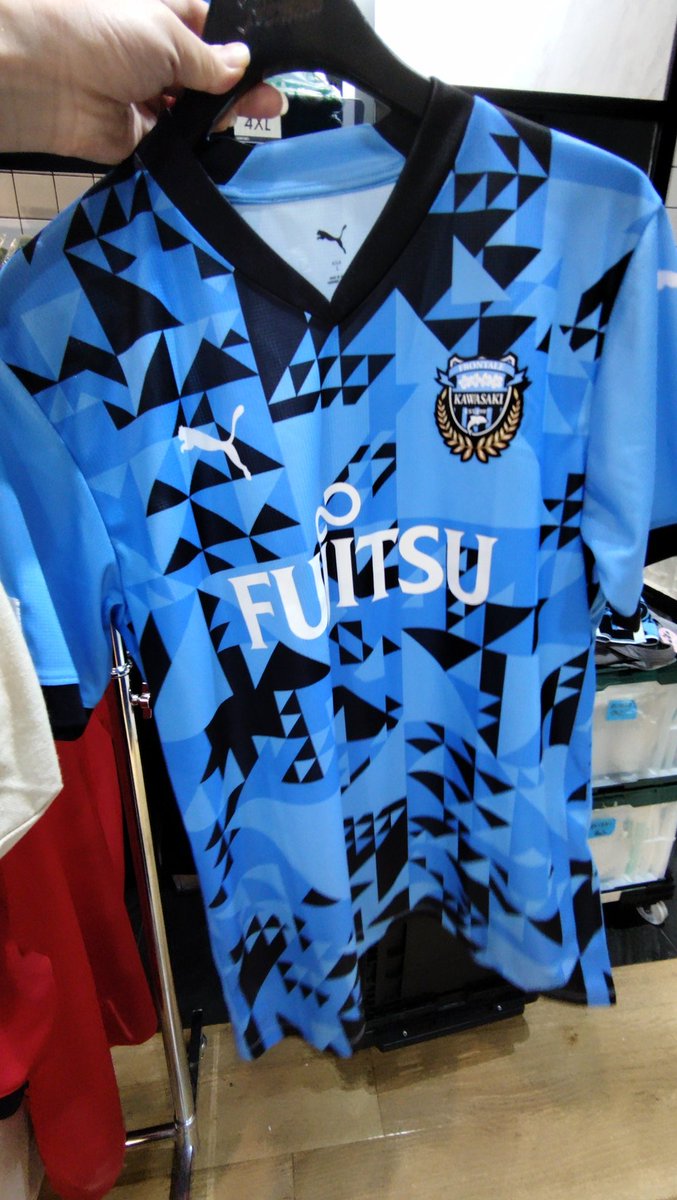 ayakaaa_fro's tweet photo. U21ユニフォームも試着できそうだった！（聞いてないから違ったらごめん
GKの赤も良い感じ！今まで赤ユニなかなか売らなかったから新鮮✨
合わせた感じはトップと同じサイズ感に見えた（比較は写真うまく撮れてなかった🥲）

トップの2ndもさっきはなかったけど戻ってきてた👀

#frontale https://t.co/CFvuTaJLDc