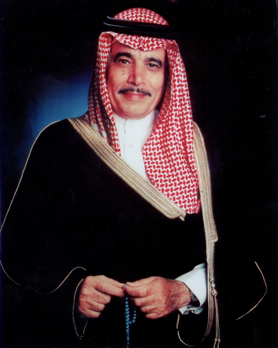mansoralassaf's tweet photo. قصة حقيقية..
في الخمسينيات الميلادية، وبالتحديد في عام (١٣٧٤) الموافق (١٩٥٤) شيَّد الأمين الأسبق لمدينة الرياض، الأمير فهد بن فيصل الفرحان، حيَّ الملز، الذي سُمِّي حينها الرياض الجديدة، وشقَّ طريق صلاح الدين الأيوبي بعرض (٦٠ مترًا).
ومع بداية ظهور معالم الحي وشوارعه، وفد عدد من الشباب، وهم من النخب العلمية والمسؤولين آنذاك، إلى الأمين الأسبق معترضين على شق طريق بعرض (٦٠ مترًا)، زاعمين أن ثمة مبالغة كبيرة في عرض الشارع. فلم يزد ابن فرحان على أن قال لهم: باكر -إن شاء الله- تشوفون.
وفي عام (١٤٠٤هـ)، الموافق (١٩٨٤م)، عيَّن الملك فهد الشيخ إبراهيم العنقري وزيرًا لوزارة الشؤون البلدية والقروية، فطلب الوزير الجديد طائرة مروحية لمشاهدة مدينة الرياض، وصادف ذلك خروج الموظفين إلى أعمالهم.
شاهد الوزير العنقري زحام السيارات واختناق الطرق المحورية وسط العاصمة؛ فكانت جميع الطرق شبه متوقفة، ما عدا طريقًا واحدًا، هو طريق الستين في الملز.
وما إن هبطت طائرة الوزير في مقر الوزارة، حتى طلب العنقري من مدير مكتبه سرعة إقامة حفل تكريم للأمين الأسبق فهد بن فيصل الفرحان.
أثناء تسلُّم الأمير فهد الفرحان درع التكريم من وزير الشؤون البلدية والقروية، همس الوزير العنقري في أذن الأمير قائلًا: هل تذكر، يا سمو الأمير، الشباب الذين عارضوا فكرة توسعة شارع الستين قبل أكثر من ثلاثين عامًا؟
أجاب الأمير: نعم، أذكرهم جيدًا، كانوا نخبة من الشباب السعودي المتعلم.
سأله الوزير: هل تذكر أسماءهم؟
أجاب الأمير: لا أتذكر، فالعمر له استحقاقاته، والذاكرة تحضر وتغيب.
فقال الوزير: نعم، يا سمو الأمير، لقد كنتُ أنا من بين أولئك الذين وفدوا إلى مكتبكم في المبنى الطيني في حوطة خالد، وعارضوا فكرة شارع الستين، ونحن اليوم نقدم لكم هذا الحفل المتواضع عرفانًا بجميل استقبالكم، وبعد نظركم، ورؤيتكم المستقبلية.