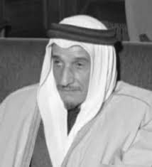 mansoralassaf's tweet photo. قصة حقيقية..
في الخمسينيات الميلادية، وبالتحديد في عام (١٣٧٤) الموافق (١٩٥٤) شيَّد الأمين الأسبق لمدينة الرياض، الأمير فهد بن فيصل الفرحان، حيَّ الملز، الذي سُمِّي حينها الرياض الجديدة، وشقَّ طريق صلاح الدين الأيوبي بعرض (٦٠ مترًا).
ومع بداية ظهور معالم الحي وشوارعه، وفد عدد من الشباب، وهم من النخب العلمية والمسؤولين آنذاك، إلى الأمين الأسبق معترضين على شق طريق بعرض (٦٠ مترًا)، زاعمين أن ثمة مبالغة كبيرة في عرض الشارع. فلم يزد ابن فرحان على أن قال لهم: باكر -إن شاء الله- تشوفون.
وفي عام (١٤٠٤هـ)، الموافق (١٩٨٤م)، عيَّن الملك فهد الشيخ إبراهيم العنقري وزيرًا لوزارة الشؤون البلدية والقروية، فطلب الوزير الجديد طائرة مروحية لمشاهدة مدينة الرياض، وصادف ذلك خروج الموظفين إلى أعمالهم.
شاهد الوزير العنقري زحام السيارات واختناق الطرق المحورية وسط العاصمة؛ فكانت جميع الطرق شبه متوقفة، ما عدا طريقًا واحدًا، هو طريق الستين في الملز.
وما إن هبطت طائرة الوزير في مقر الوزارة، حتى طلب العنقري من مدير مكتبه سرعة إقامة حفل تكريم للأمين الأسبق فهد بن فيصل الفرحان.
أثناء تسلُّم الأمير فهد الفرحان درع التكريم من وزير الشؤون البلدية والقروية، همس الوزير العنقري في أذن الأمير قائلًا: هل تذكر، يا سمو الأمير، الشباب الذين عارضوا فكرة توسعة شارع الستين قبل أكثر من ثلاثين عامًا؟
أجاب الأمير: نعم، أذكرهم جيدًا، كانوا نخبة من الشباب السعودي المتعلم.
سأله الوزير: هل تذكر أسماءهم؟
أجاب الأمير: لا أتذكر، فالعمر له استحقاقاته، والذاكرة تحضر وتغيب.
فقال الوزير: نعم، يا سمو الأمير، لقد كنتُ أنا من بين أولئك الذين وفدوا إلى مكتبكم في المبنى الطيني في حوطة خالد، وعارضوا فكرة شارع الستين، ونحن اليوم نقدم لكم هذا الحفل المتواضع عرفانًا بجميل استقبالكم، وبعد نظركم، ورؤيتكم المستقبلية.