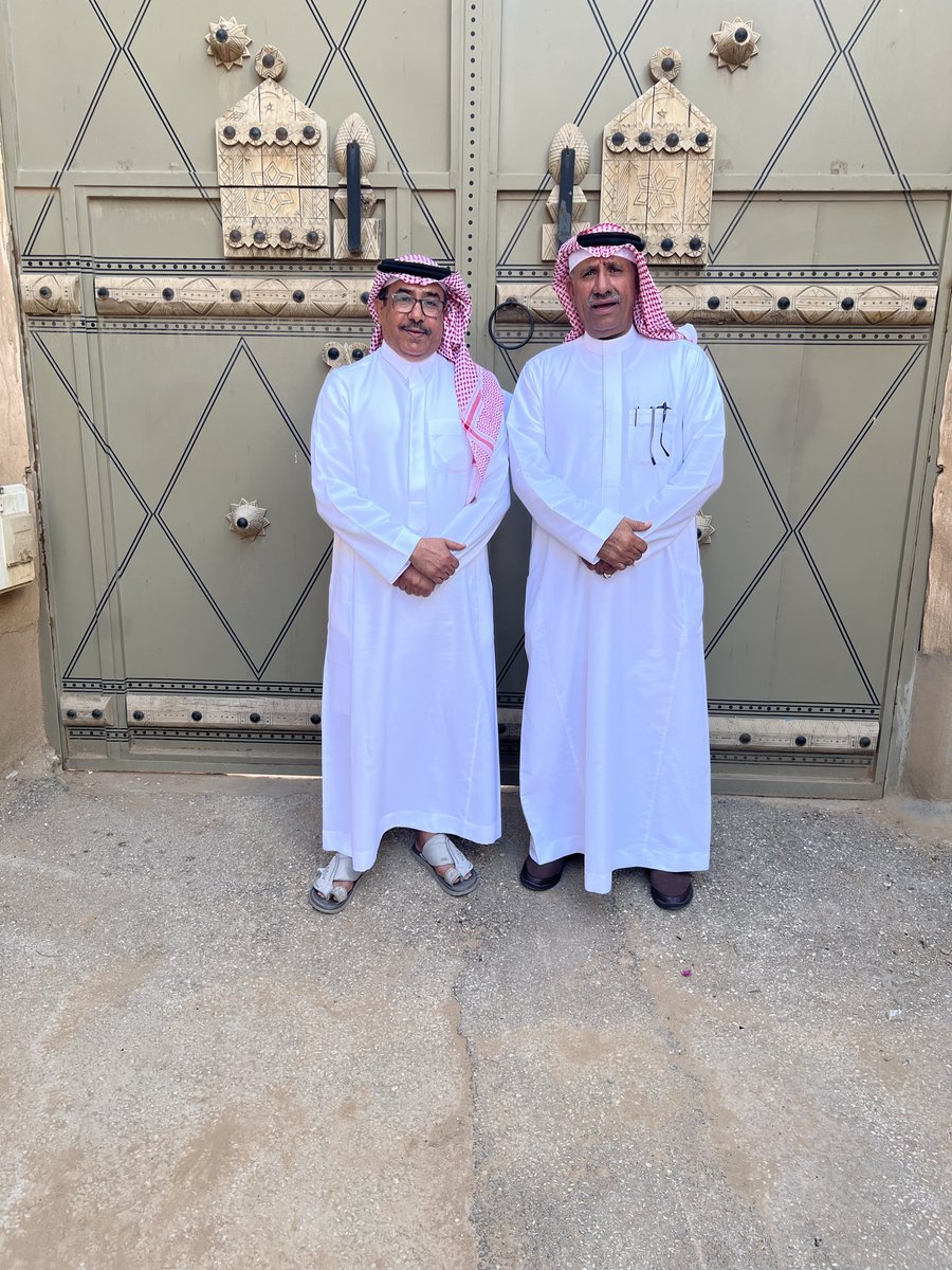 AlOdhibii's tweet photo. (رجال التعليم أ/ صالح القرزعي 6️⃣8️⃣)
 تشرفت بإعداد المادة العلمية لموسوعة التعليم في عنيزة بمناسبة المئوية عام 1419 هـ
وأعداد لقاءات مع شخصيات تعليمية منذ عام 1417هـ 
🔺ويسرنا اليوم تقديم حلقة عن العم الاستاذ/صالح بن عبدالله القرزعي 
الذي يمثل الطبقة الاولى من مؤسسي الحركة التعليمية الحديثة قبل النظامية  في عنيزة بعد والده عبدالله الذي 
 كان له جهود كبيرة في تعليم الكثير من ابناء عنيزة
🔺وللحصول على المعلومة الموثقة عندما كنت اكتب بحث عن التعليم في عنيزة  فتم لقاء العديد من المؤرخين
ومنهم الشيخ/محمد بن عثمان القاضي 
والاستاذ الاديب/عبدالرحمن البطحي 
والمؤرخ الشيخ/دغيثر الدغيثر/رحمهم الله والكثير ممن كتبوا عن مدرسة #القرزعي
كما كتب
الدكتور/محمد السلمان
والاستاذ/عبدالله القرزعي
واخوكم/عثمان العضيبي
الحركة التعليمية في عنيزة عام 1417 هـ
وغيرهم 
🔺وتم في تويتر(X) توثيق
الكثير من الشخصيات التعليمية 
🔺وكانت أولى الحلقات التي تم اصدارها بمنصة X 
1/مع معالي الفريق أول/حمد الشميمري
2/معالي الدكتور/عبدالعزيز الخويطر 
أ/عبدالرحمن البطحي
معالي الفريق أول/حمد العوهلي
د/احمد البسام
الشيخ/عبدالله المعتاز
أ/ عبدالله بن سالم القرزعي وغيرهم 
🔺تاريخ ومكان مولده 
ولد الأستاذ المعلم/ صالح عبدالله بن سالم عبيد القرزعي في #عنيزة بمنطقة #القصيم عام  1307هـ 
🔺حياته التعليمية
المربي الأستاذ/صالح بن عبدالله القرزعي
 نشأ نشأة حسنة في كنف والده عبداللّه 
وقرأ على أبيه الذي كان من المعلمين الكتاتيب الأوائل في المنطقة .
فحفظ على والده القرآن وجوّده وقرأ على العديد من علماء عنيزة ، ومنهم
الشيخ/صالح بن عثمان القاضي
والشيخ/سليمان العمري 
الشيخ/محمد الامين الشنقيطي(في الزبير)
🔺سنة الجوع والهجرة الى الزبير 
وفي سنة 1327 هـ  وهي السنة المسماة سنة الجوع ، سافر أستاذنا صالح مع أبيه عبدالله واخوه عبدالرحمن لمدينة #الزبير في #العراق ولازم علمائها.ومنهم الشيخ 
محمد الشنقيطي 
حيث درسوا على يديه الاب/ عبدالله القرزعي واولاده بين اعوام 1327–1338 هـ 
🔺ويذكر الاستاذ القدير/ عبدالله بن علي القرزعي 
ان العم عبدالله القرزعي واولاده
استقروا في #الكويت 🇰🇼 فترة من الزمن والتحقوا بالتعليم في مدرسة المباركية ونهلوا من العلوم الحديثة والاساليب التربوية ونمط التعليم وشكل المدرسة 
ومن طلاب الاستاذ صالح في الكويت الملا عثمان العثمان 
وقد يكون ذلك عند عودتهم من الزبير 
الى عنيزة
🔺مدرسة النجاة 
وحينما افتتح الشيخ والمعلم/ محمد أمين الشنقيطي مدرسة النجاةٍ بمساعدة أمير الزبير بن إبراهيم والذكير 
انتظم بالدراسة فيها لفترة من الزمن 
وكان استاذنا صالح طالب نبيهاً يتوقد ذكاءً 
وعنده قوة ذاكرة وسريع البديهة ، 
🔺زملائه في مدرسة النجاة
ومن زملائه في مدرسة النجاة في الزبير عدد من أبناء عنيزة و منهم
1/أخوه عبد الرحمن
2/ عبدالله السناني.
3/ صالح وعبدالمحسن بن صالح 
🔺مغادرة الزبير 
ولما نهل استاذنا العم /صالح القرزعي من العلوم الشرعية والعلوم المتطورة في مدرسة النجاة عادة مع أبيه وأخيه إلى عنيزة عام عام 1338هـ 
 🔺نور العلم في عنيزة 
وعند وصول العم عبدالله القرزعي برفقة اولاده الى عنيزة وتوفي عام 1340 هـ
وادار المدرسة الاستاذ/صالح 
بمساعدة اخيه الاصغر عبدالرحمن 
وكان ذلك بتوفيقز الله بداية التعليم المتطور في عنيزة 
🔺افتتاح المدرسة 
افتتحوا مدرسة متطورة في التعليم عام 1338 هـ 
مكانها أحد البيوت في عنيزة(بيت الذكير) ودخل المدرسة طلاب كثيرون 
🔺طلاب مدرسة القرزعي 
استبشر الاهالي بافتتاح 
عائلة القرزعي مدرسة حديثة ذات نمط مختلف عن الكتاتيب 
وبادروا بالحاق اولادهم بالمدرسة ايماناً منهم باهمية التعليم 
ومن طلابها  
خالد السليم
محمد وعبدالله الزامل
عبدالله ومحمد العوهلي
عبدالله السعدي
عبدالله القاضي
حمد الهزاع
محمد حمد الشبيلي
صالح الضراب
عبدالرحمن وسليمان البسام
إبراهيم الواصل.. وغيرهم 
🔺المناهج 
وكانوا يُدرسون التلاميذ التدريس النظامي في مناهج القرآن والفقه والحديث والخط والحساب والأدب والتاريخ والرياضة.
وكان يأخذ على كل طالب ريالين في الشهر كرسوم دراسية
🔺شخصية الاستاذ صالح
كان للاستاذ صالح شخصية وهيبة كبيرة عند تلاميذه
وكان حريص على تعليمهم ما ينفعهم
🔺عقبه
وخلف الاستاذ صالح ابنيه سليمان وأحمد
وخلف ابنه سليمان ابناء منهم سعادة اللواء /صالح القرزعي الذي عمل 
مديرا لشرطة منطقة #عسير 
ثم مستشار لمدير الامن العام 
ثم تقاعد
ومن ابناء الاستاذ/ سليمان 
عبدالله و خالد ومحمد وعبدالرحمن 
أما الابن الثاني للمعلم صالح القرزعي فهو أحمد
الذي خلف ابنيه
محمد وعبدالاله
حفظ الله وبارك بالجميع
🔺وفاته
توفي الاستاذ القدير/صالح القرزعي عام 1349 هـ 
رحمه اللّٰه ووالدينا وجميع المسلمين 🤲

@algarzaie
@maalqarzae