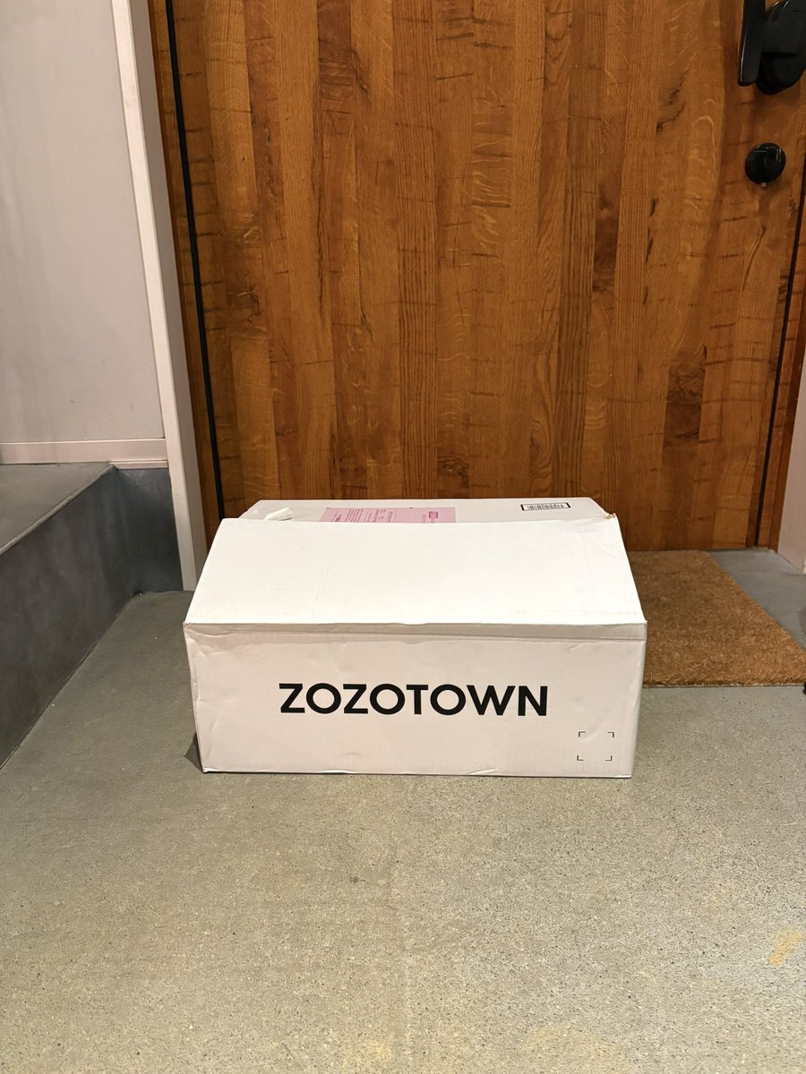 brace_ichi's tweet photo. 白いZOZOTOWN届きました！…これは嬉しい✨📦
#ZOZOSALE箱CP @zozojp https://t.co/KviuQHKRq2